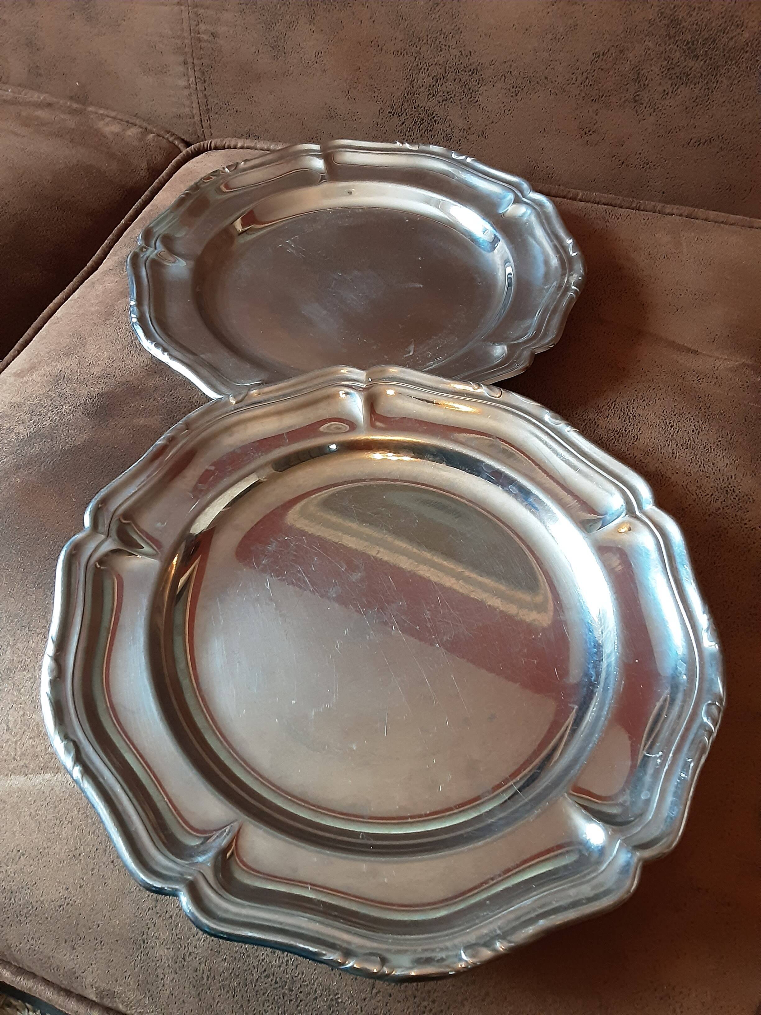 Set of 2 round stainless steel dishes