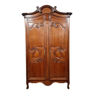 Armoire cauchoise époque Louis XV a chapeau de gendarme en pin massif vers 1750