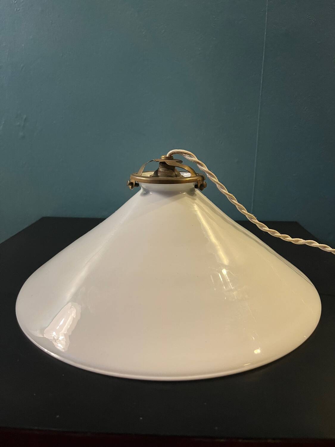 Suspension rises and falls with counterweight in porcelain and opaline