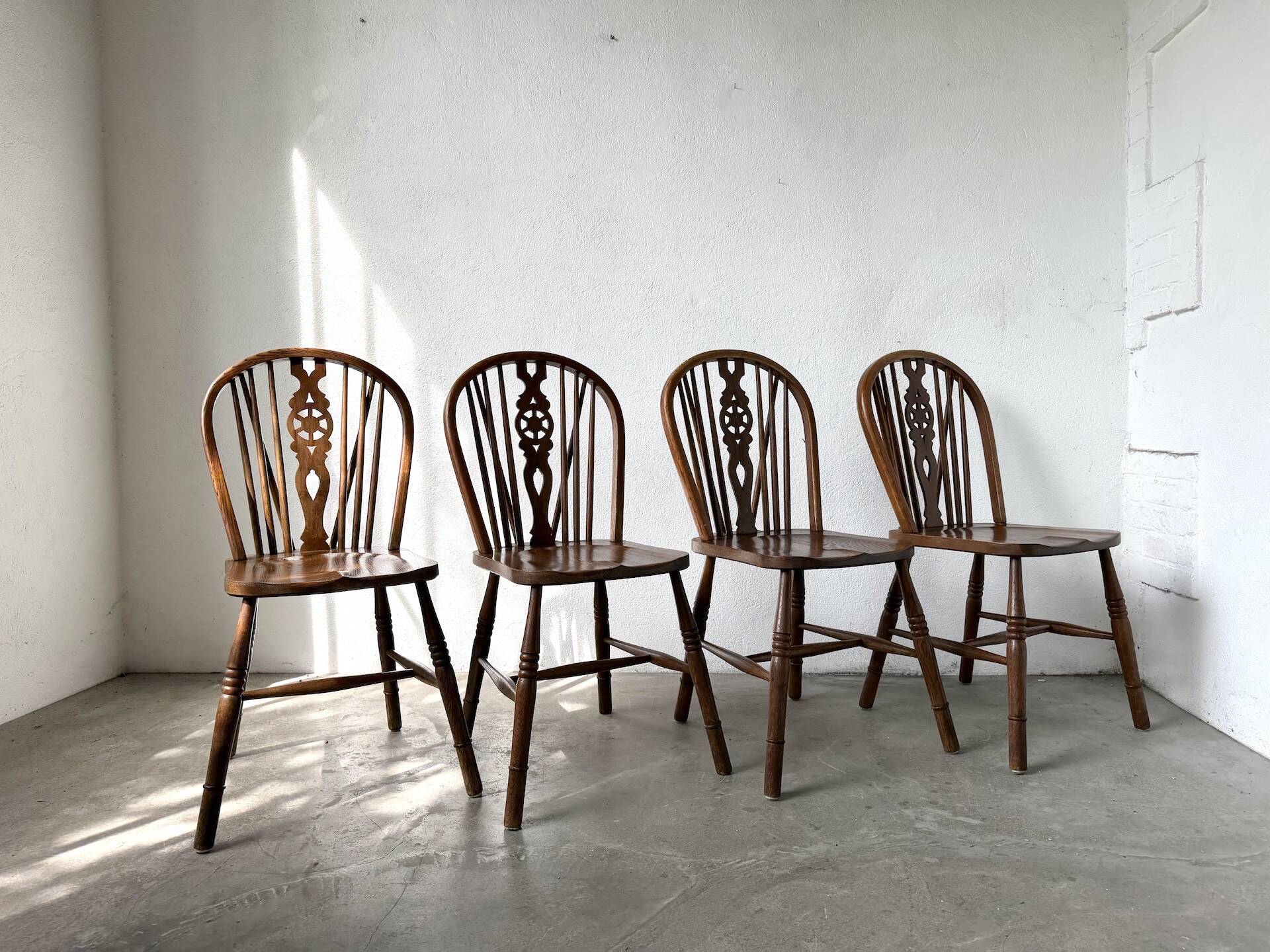 Suite de Quatre Chaises "Windsor"