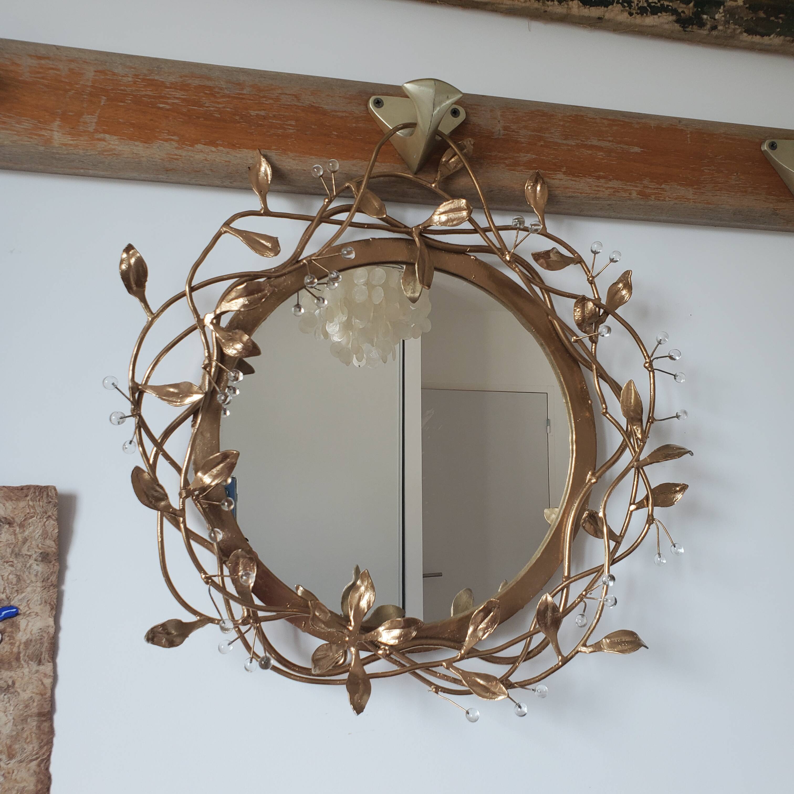 Round mirror in gilded wrought iron and leaves