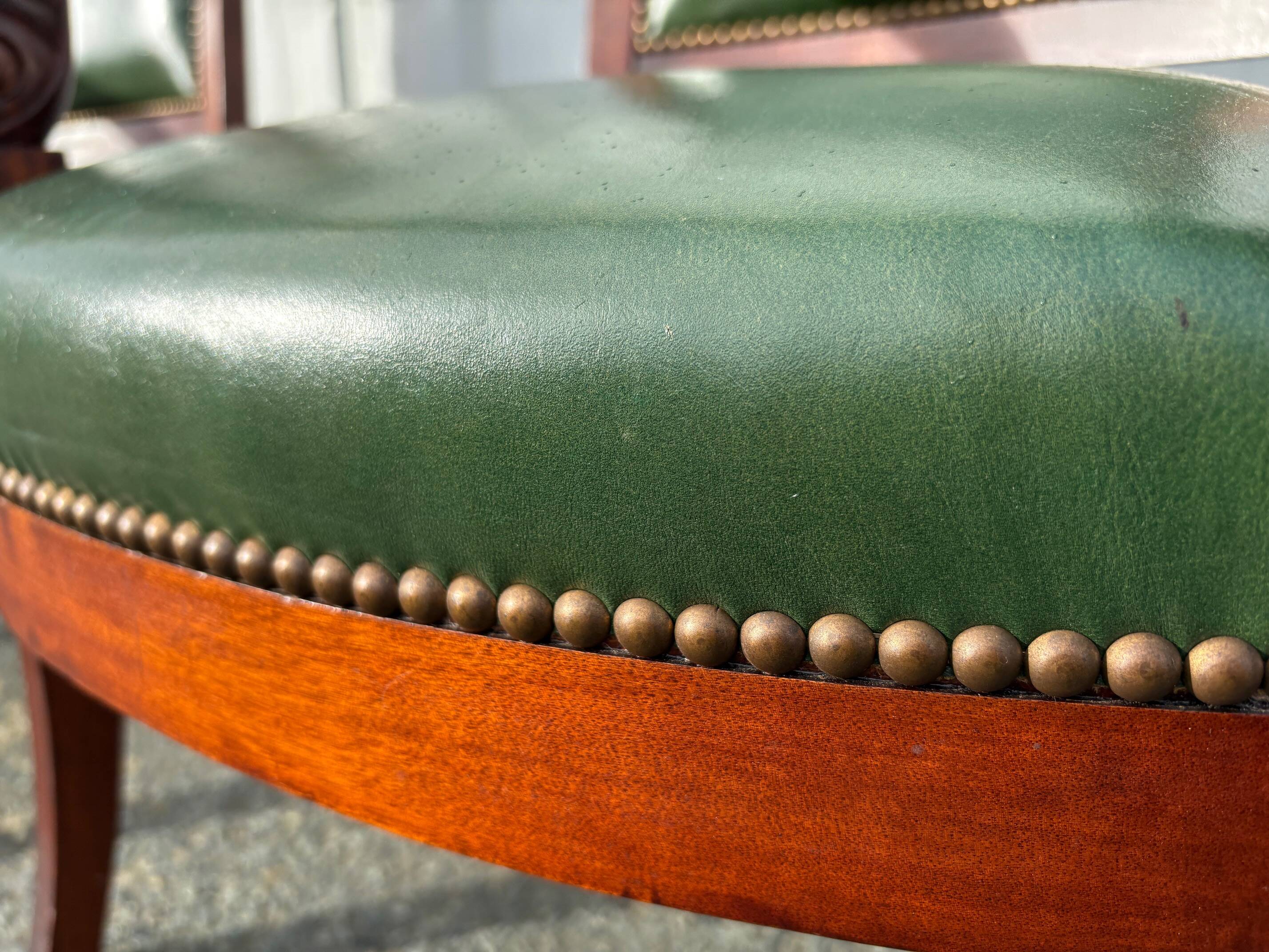 Paire de fauteuils de style Empire en acajou et cuir vert