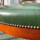 Paire de fauteuils de style Empire en acajou et cuir vert
