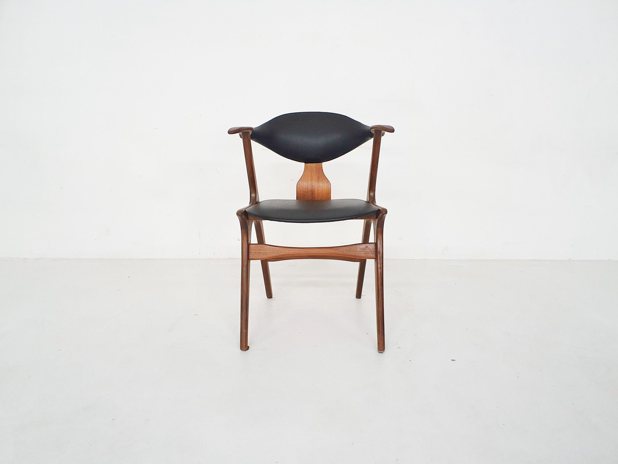 Chaise en teck et vinyle « cowhorn » par AWA, Pays-Bas années 1950