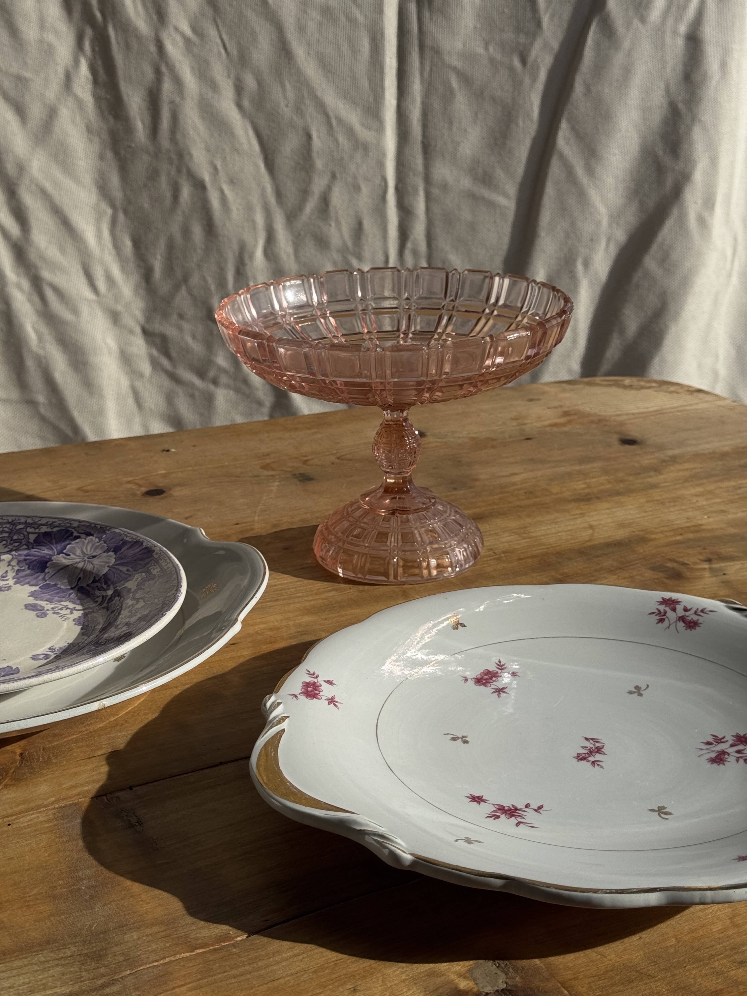 Pink glass coupe footed H20 D 15.5