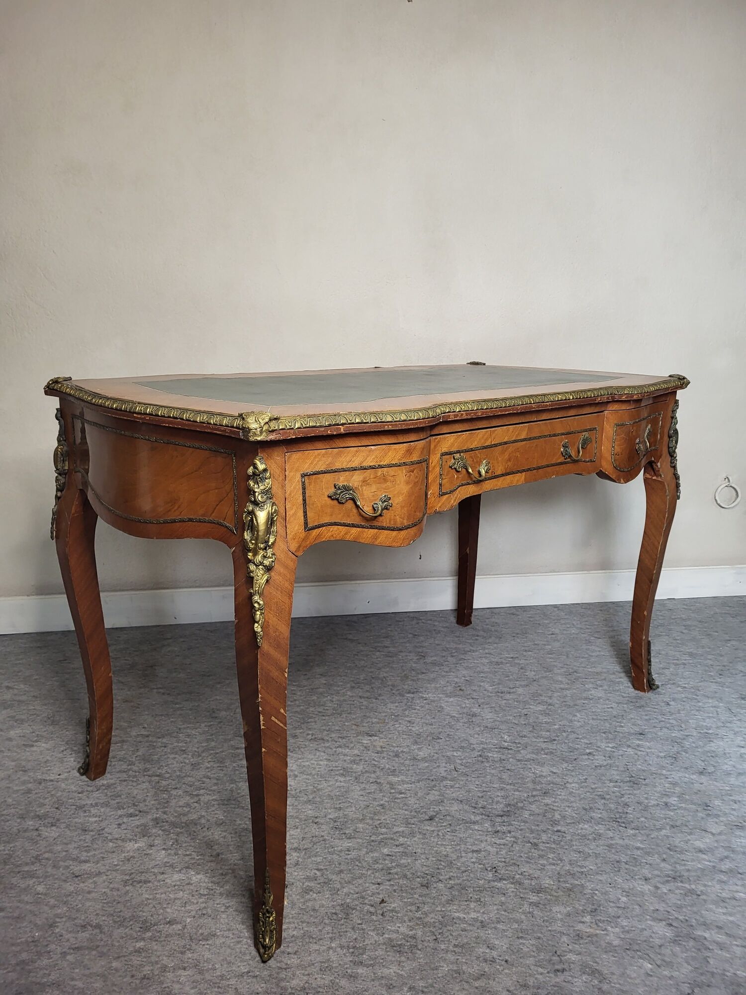 Bureau en marqueterie de bois Style Louis XV époque XIXeme