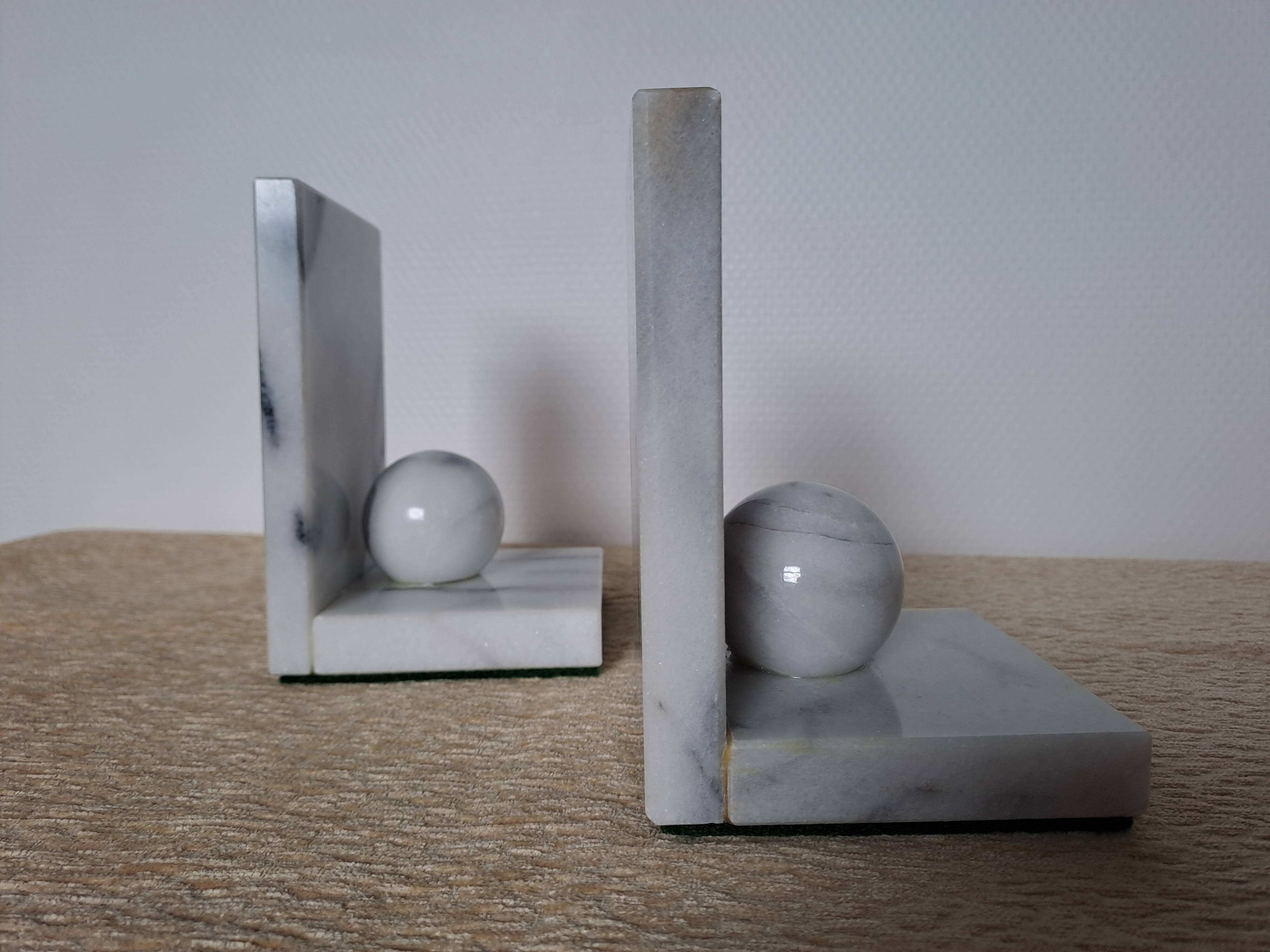 Vintage bookends in grey veined white marble – Minimalist design