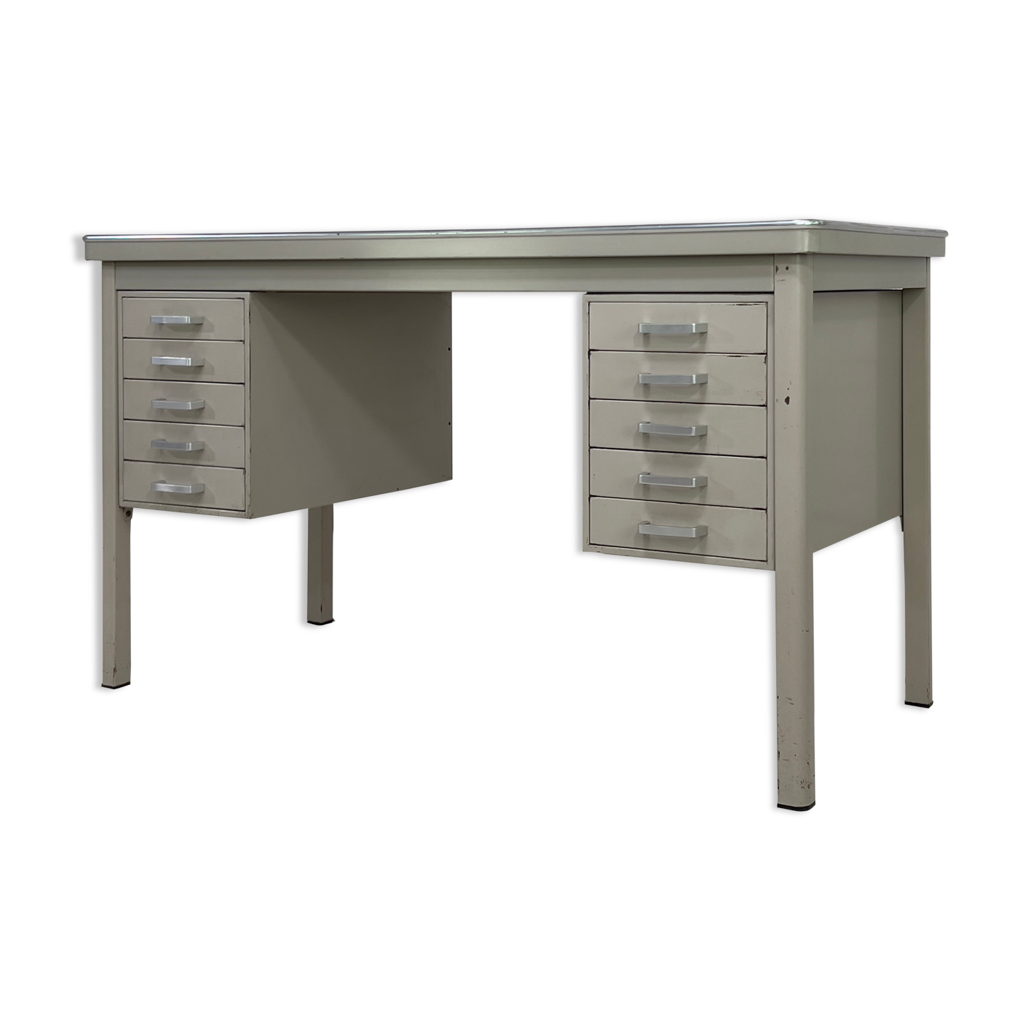 Office of the 50s in metal and industrial style