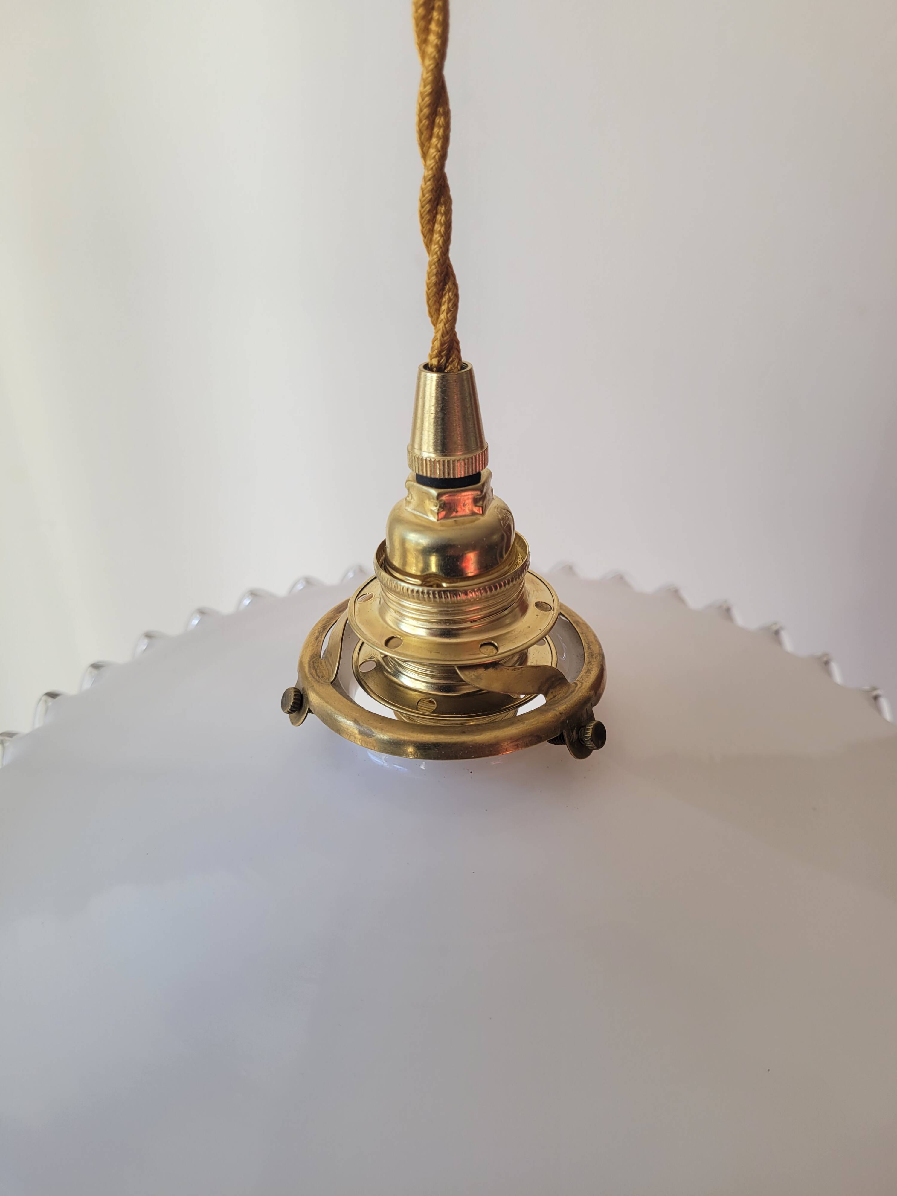 Pendant in serrated opaline