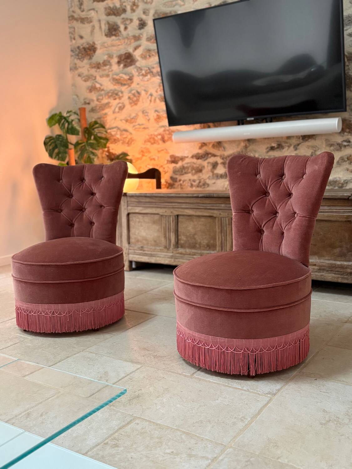 Paire de fauteuils en velours rose