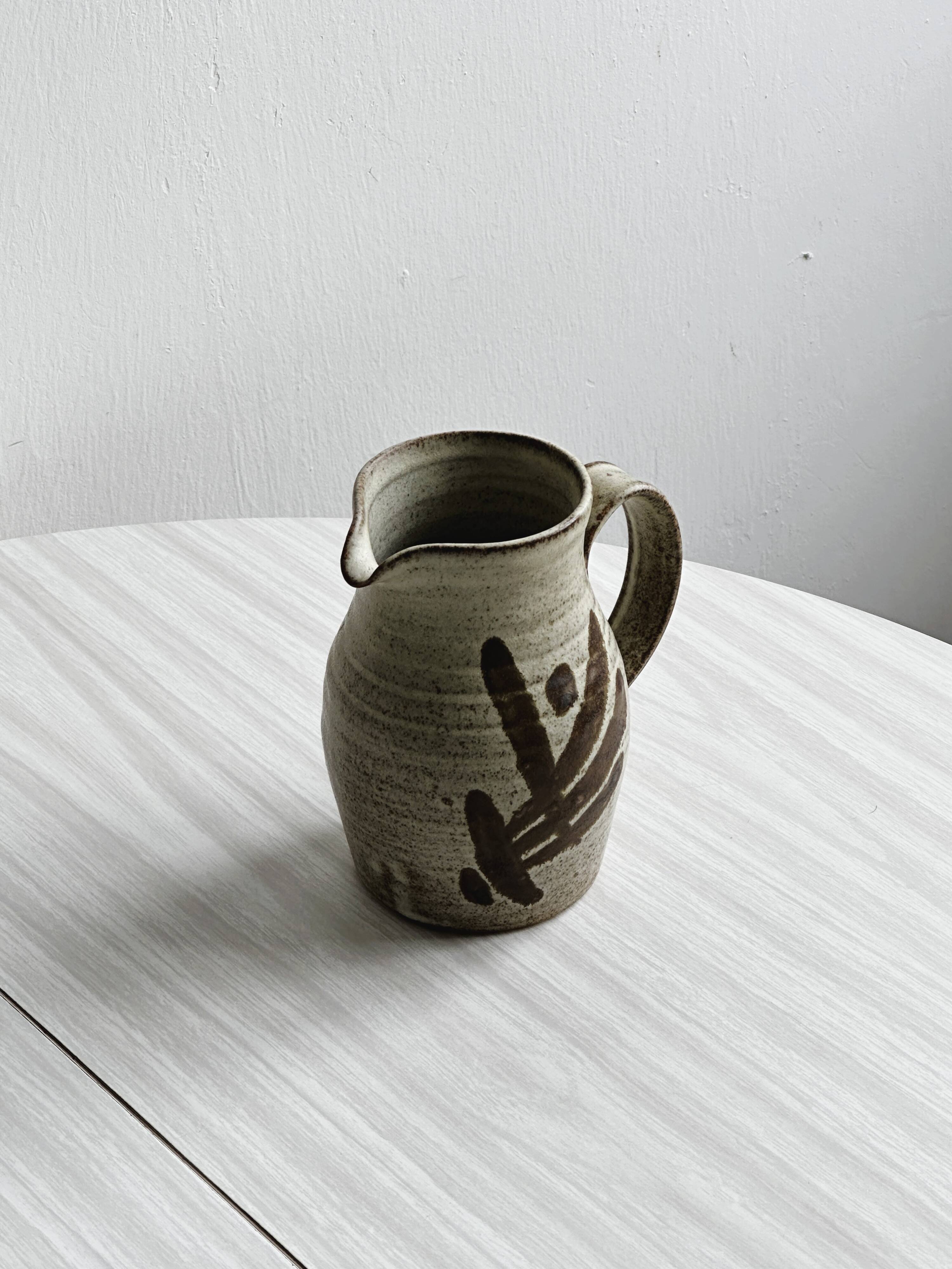 Pichet en céramique artisanale, grès émaillé décor abstrait