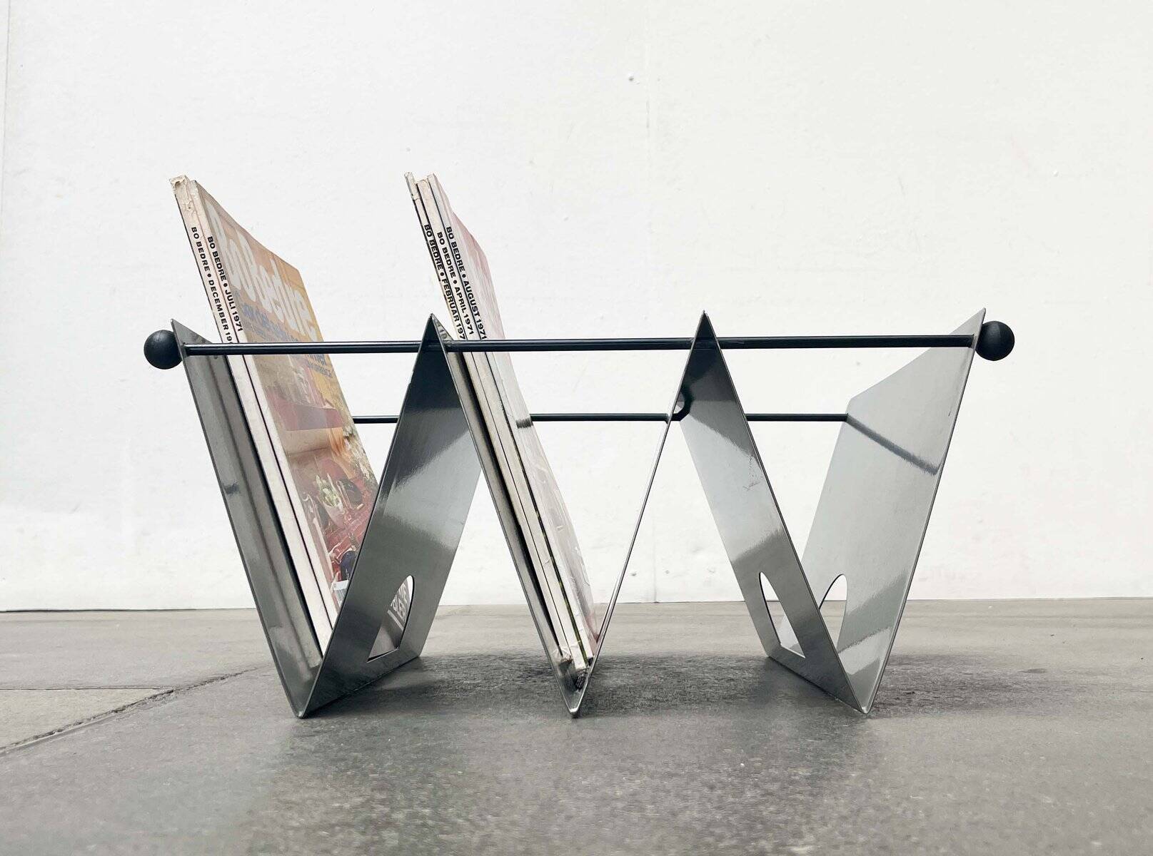 Porte-revues en métal postmoderne italien, années 1980