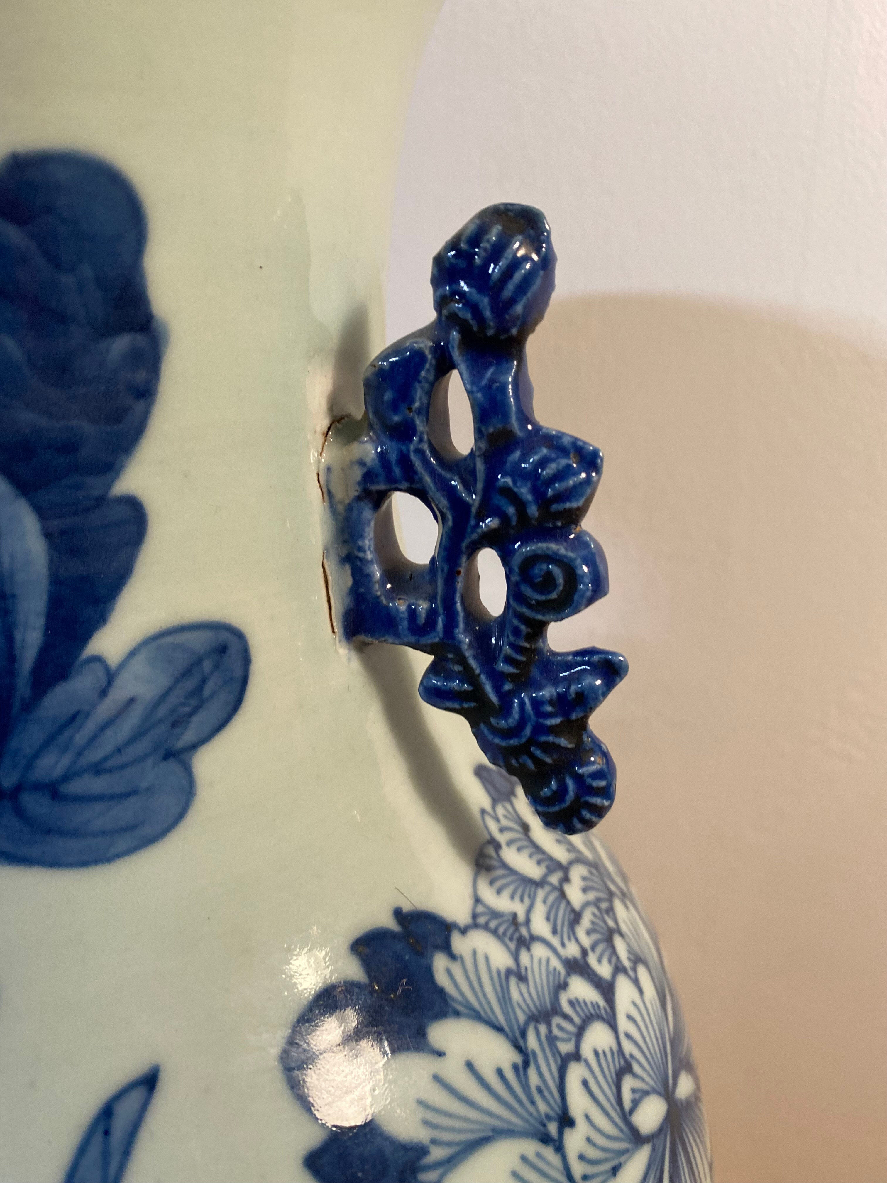 Baluster vase in Chinese porcelain with cobalt blue floral decoration.