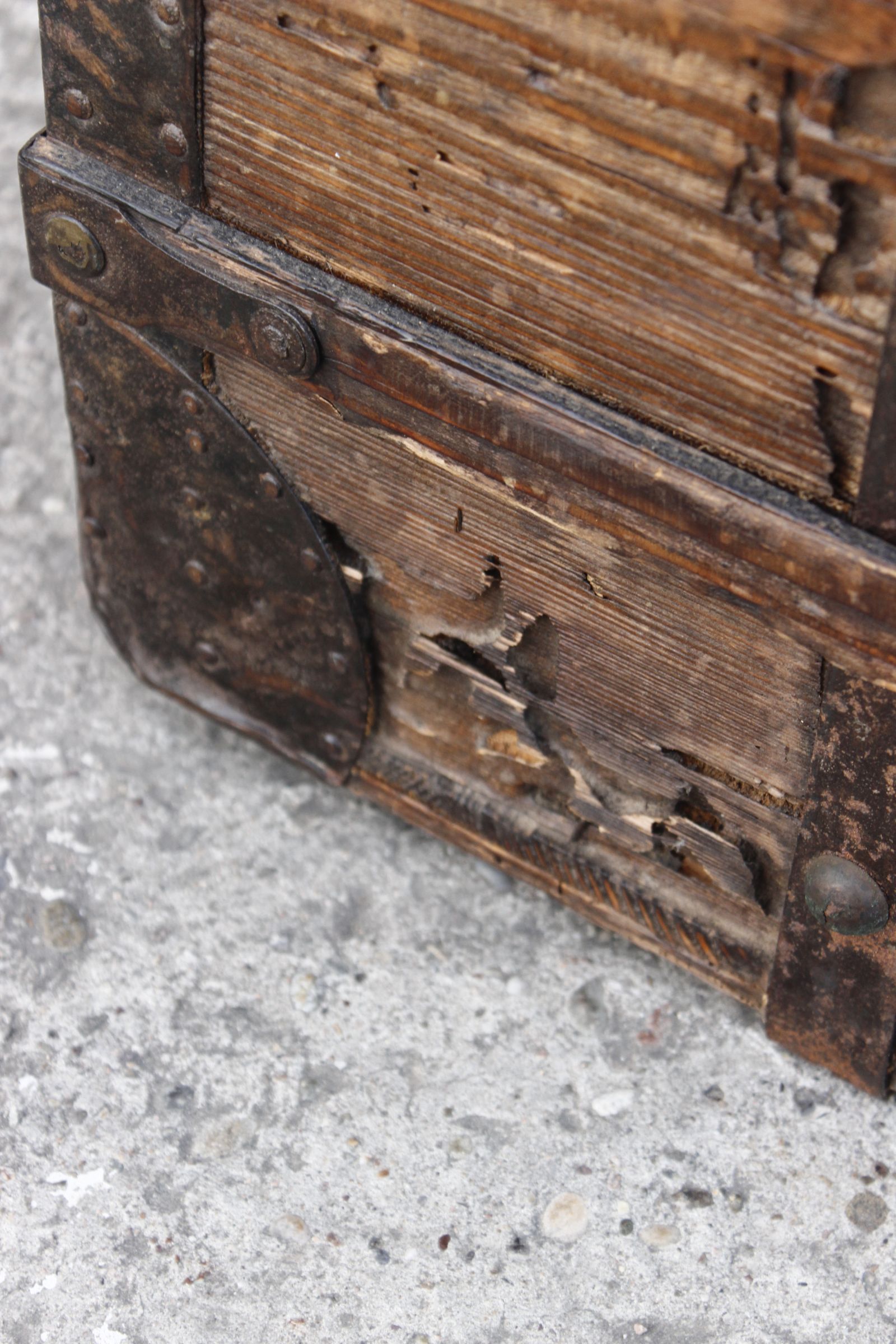 Chest or travel trunk in wood and wrought iron, 18th century