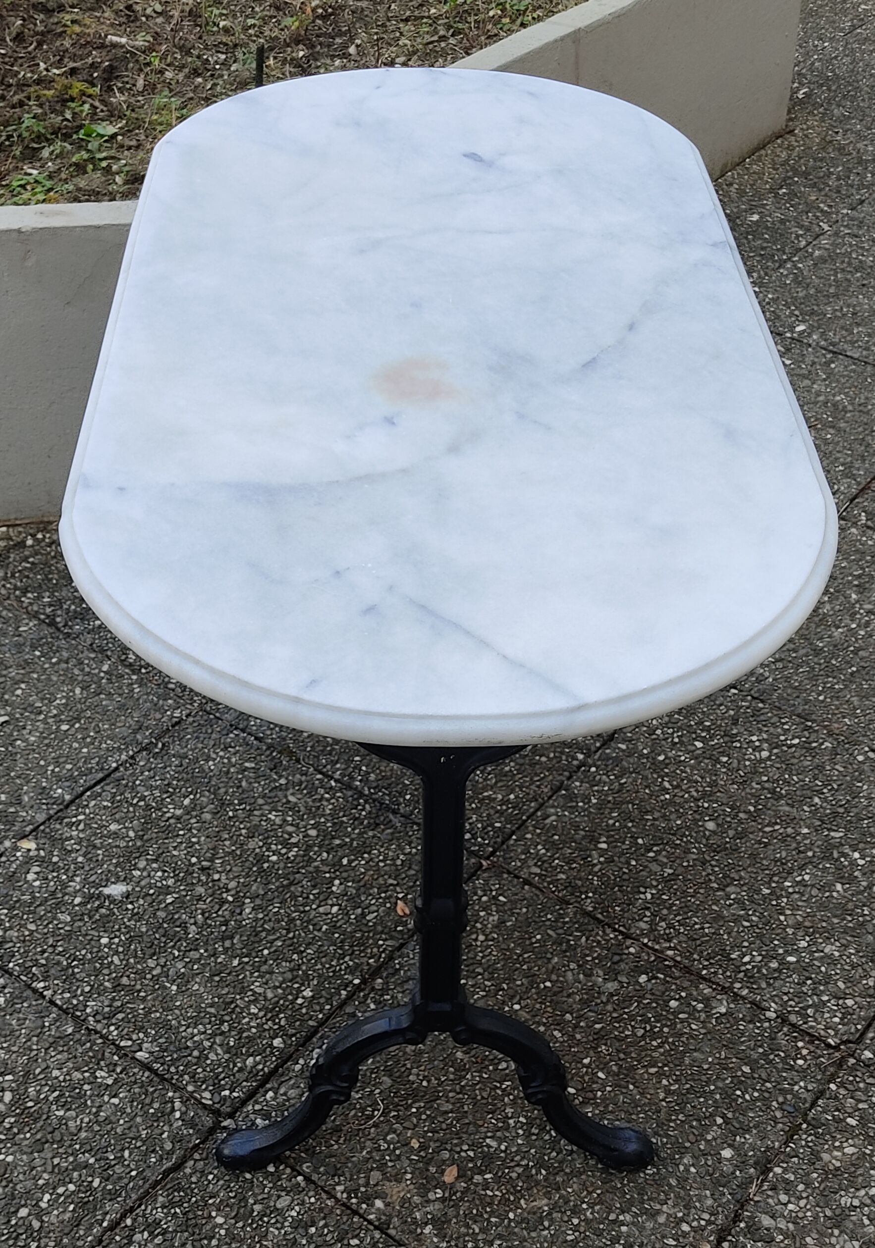 Table ovale en marbre blanc de carrare