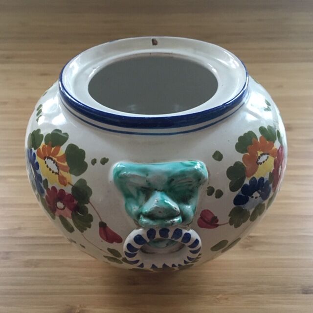 Pot signed flower décor