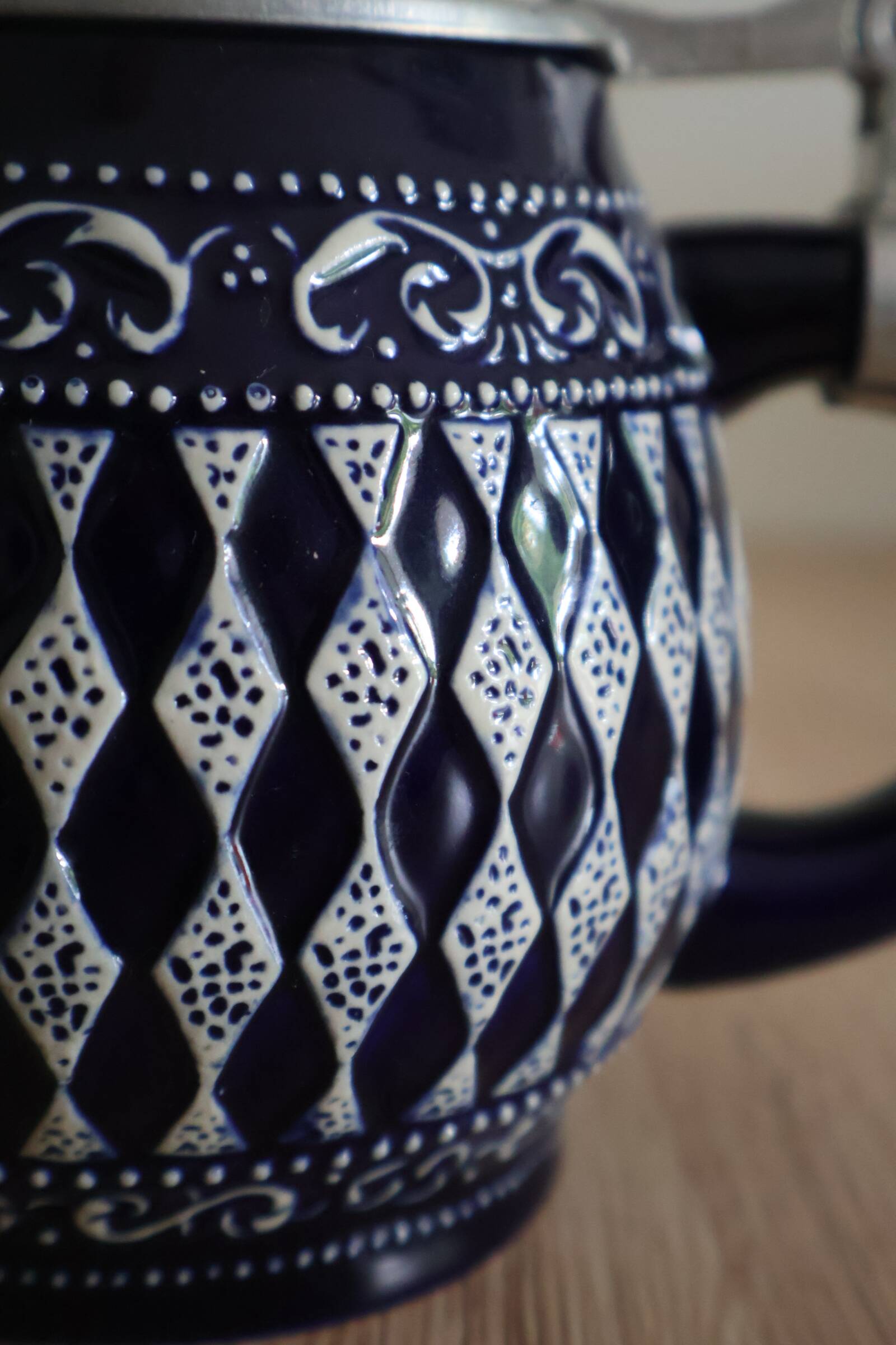 Beer mug with tin lid