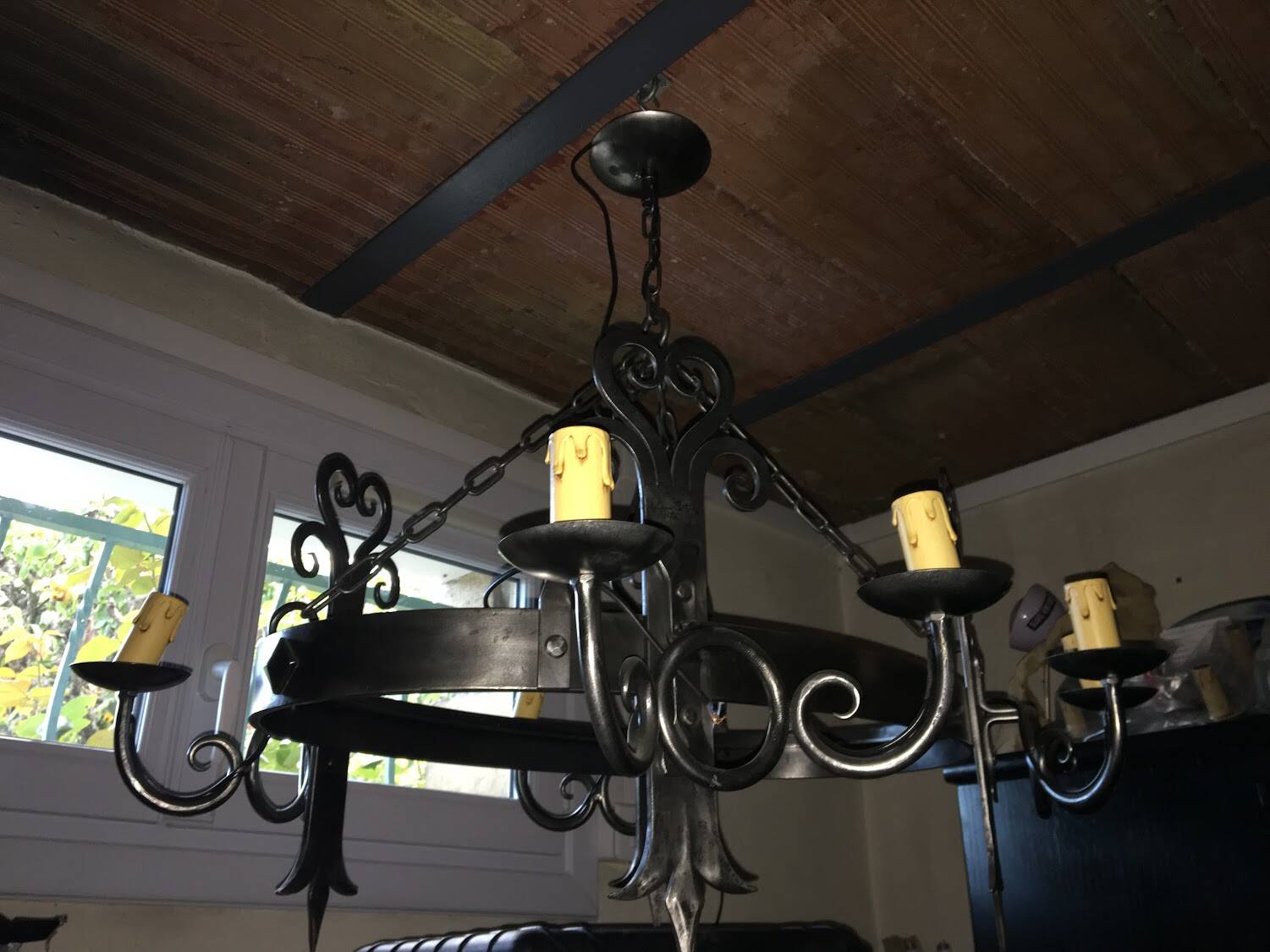 Lustre de style médiéval en fer forgé