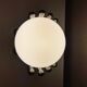 Lampe de table en céramique de design italien, deux mains et abat-jour en verre.
