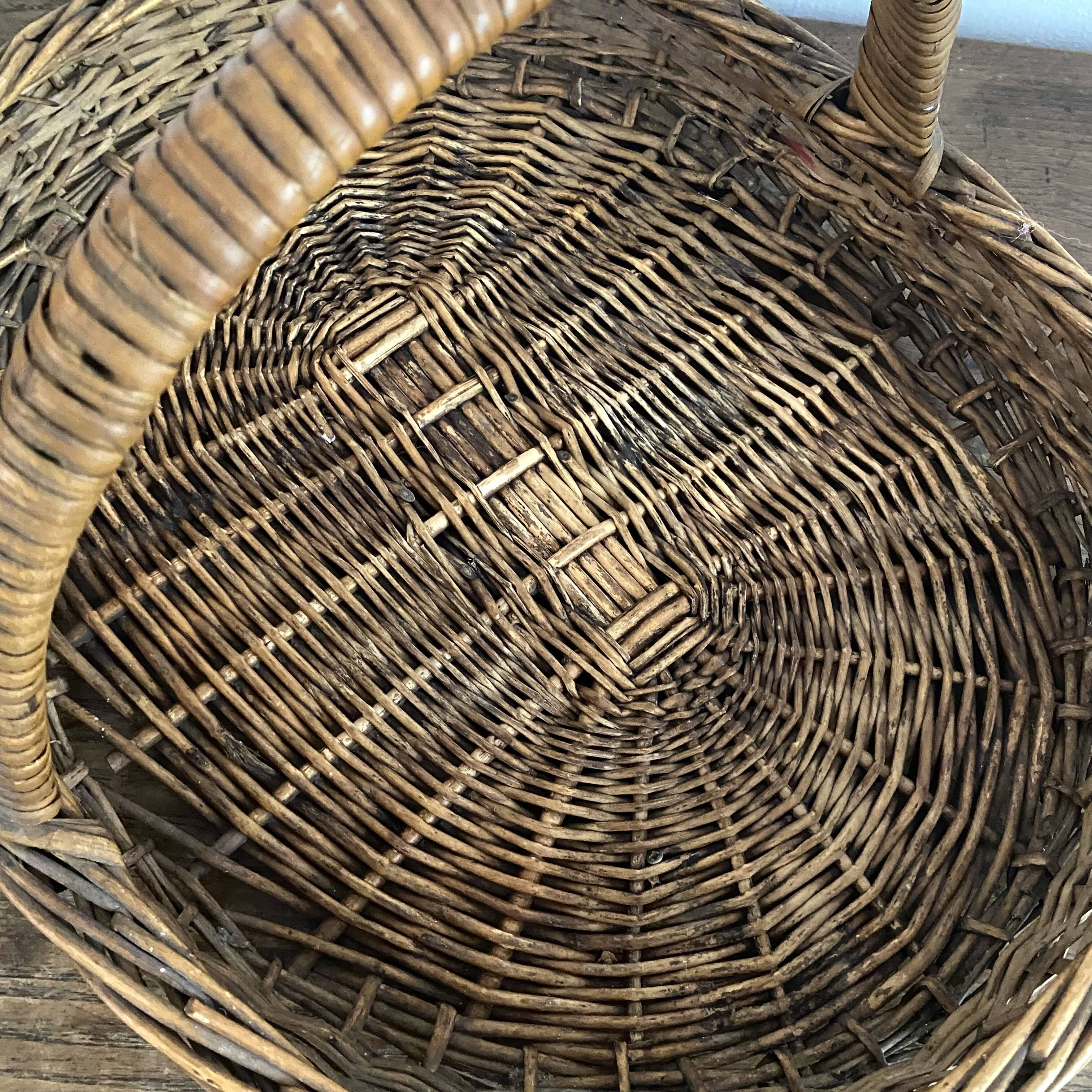 Flat-bottomed woven wicker basket