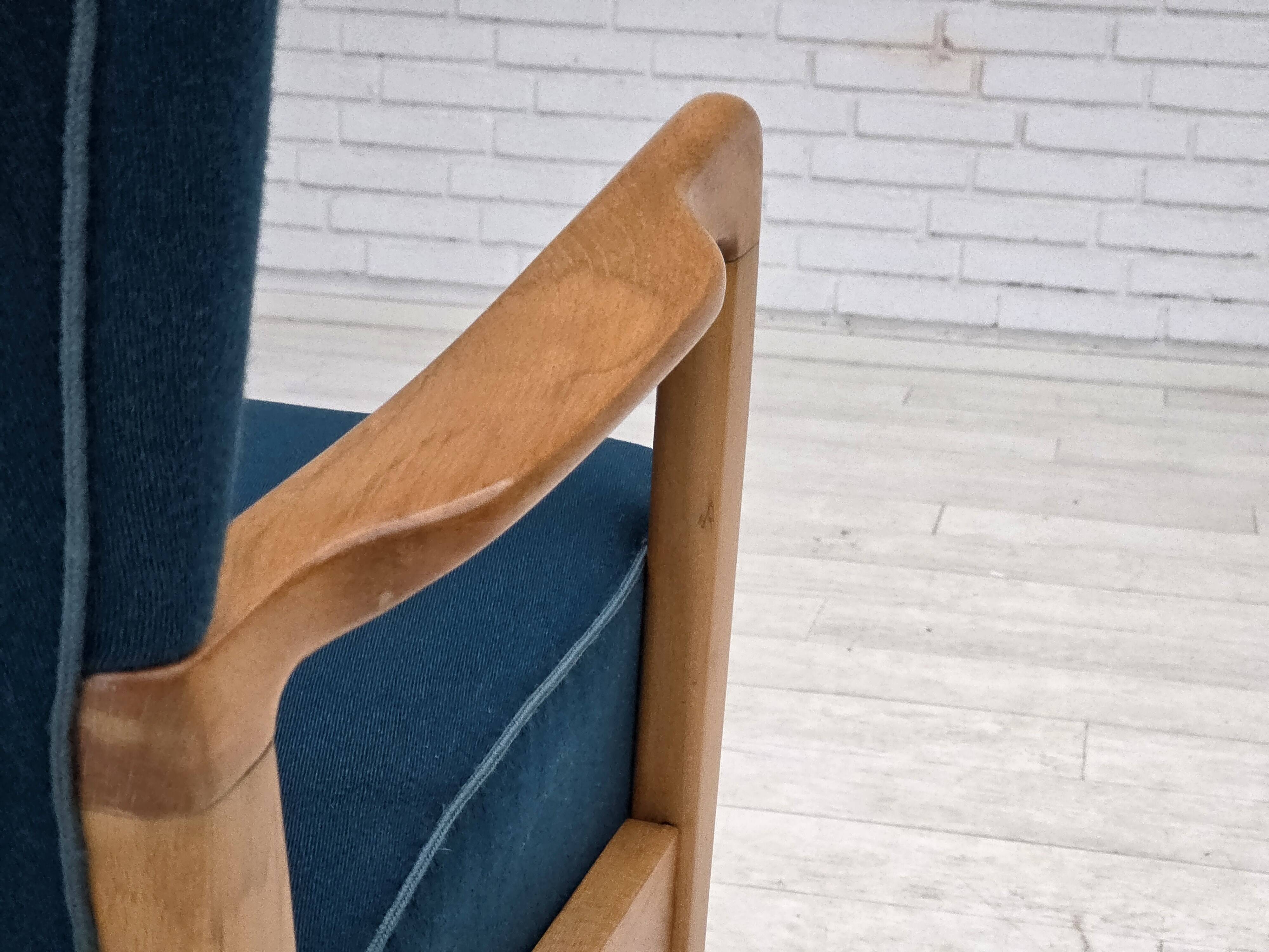 Fauteuil danois des années 1970 par Fritz Hansen, en laine de mobilier, bois de hêtre.