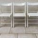 3 chaises pliantes en bois peint en blanc