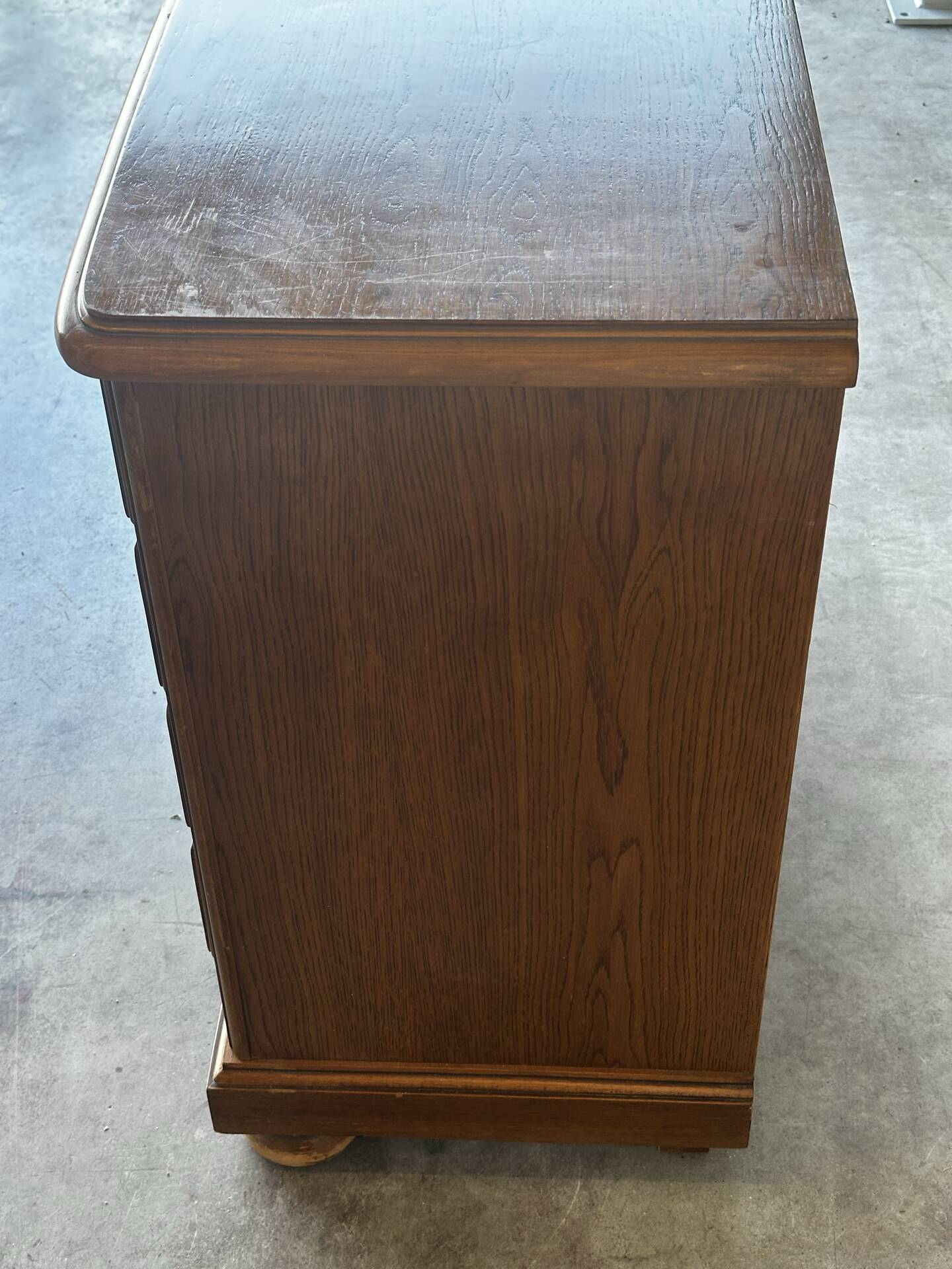 Commode en chêne à quatre tiroirs, style classique