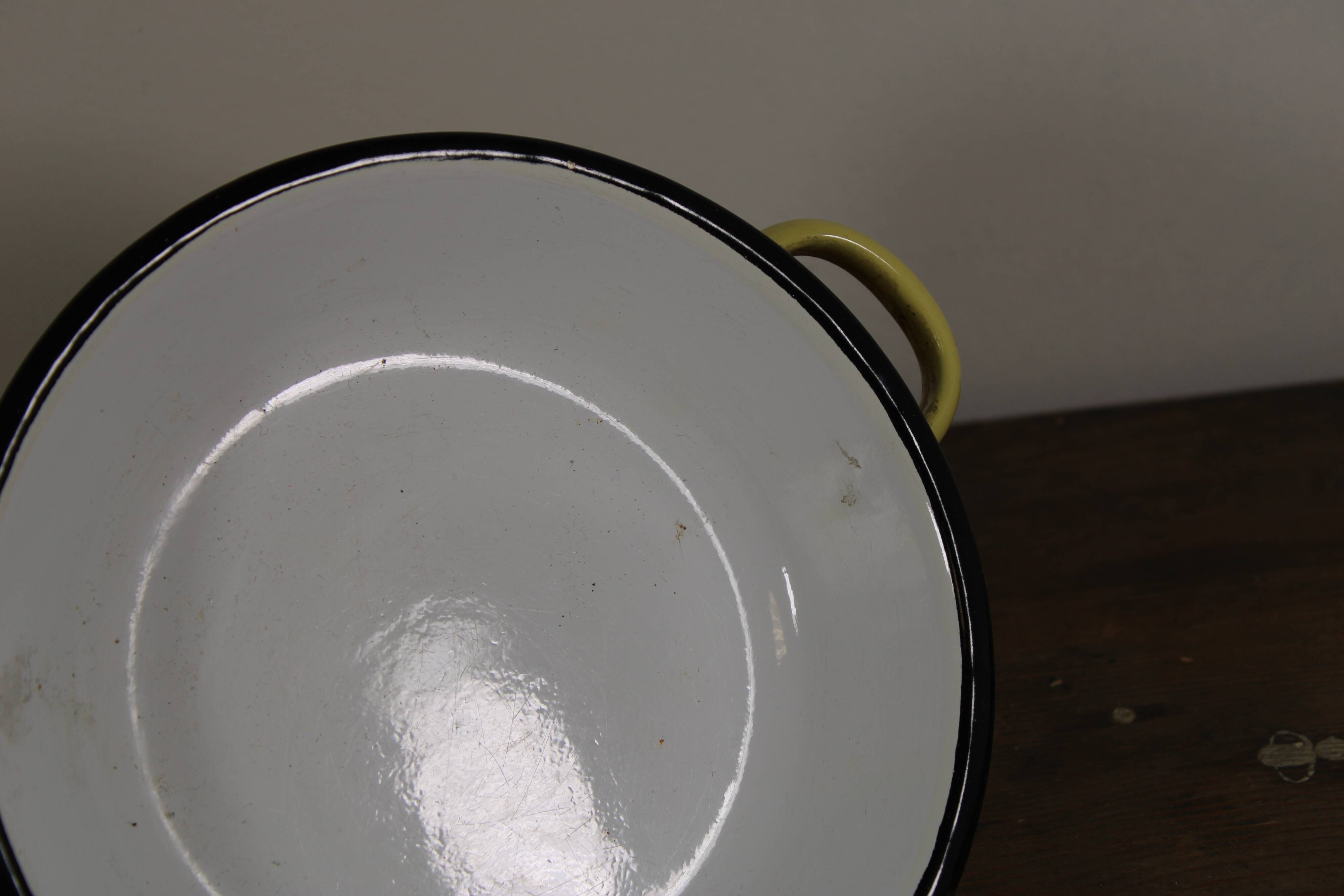 Enamelled sheet metal dish