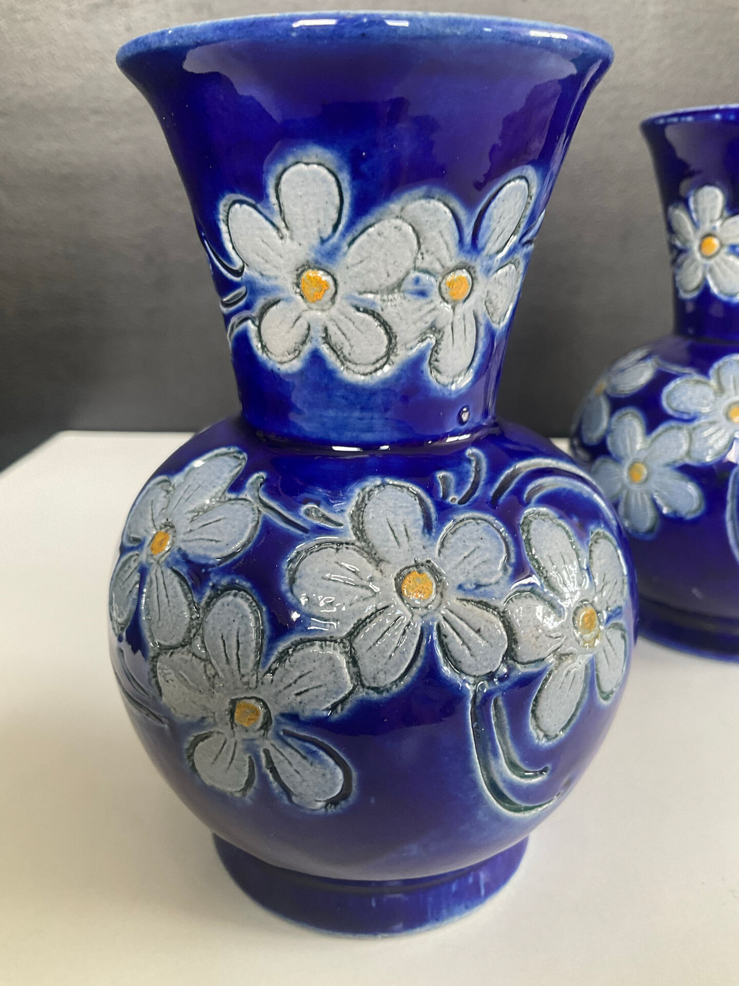 Paire de vases vintage en grès estampillés