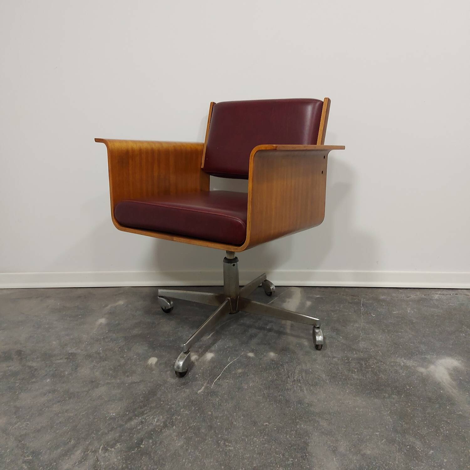 Chaise avec accoudoirs (pivotante), années 1970