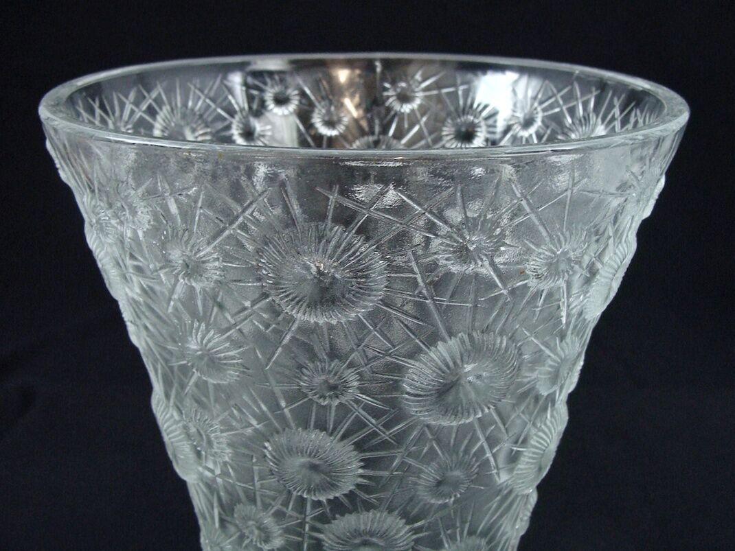 Vase 1960 with stylized flowers.