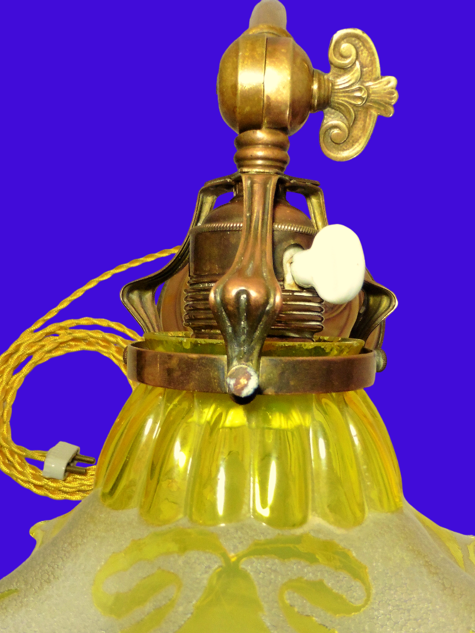 Lamp - foot in weighted brass Swungeneck adjustable with its acid-engraved crystal lampshade