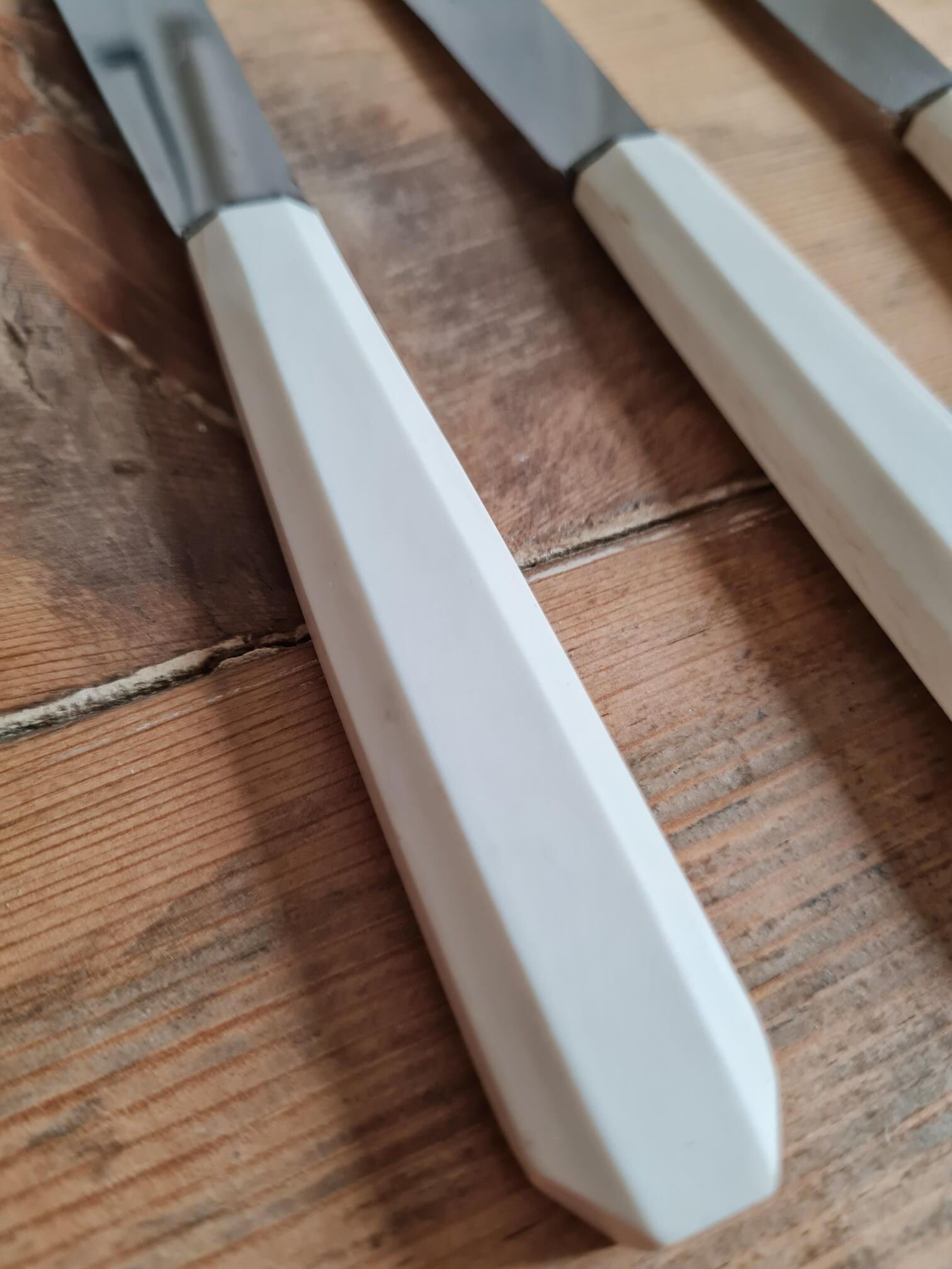 Set de six couteaux en bakélite et inoxydable