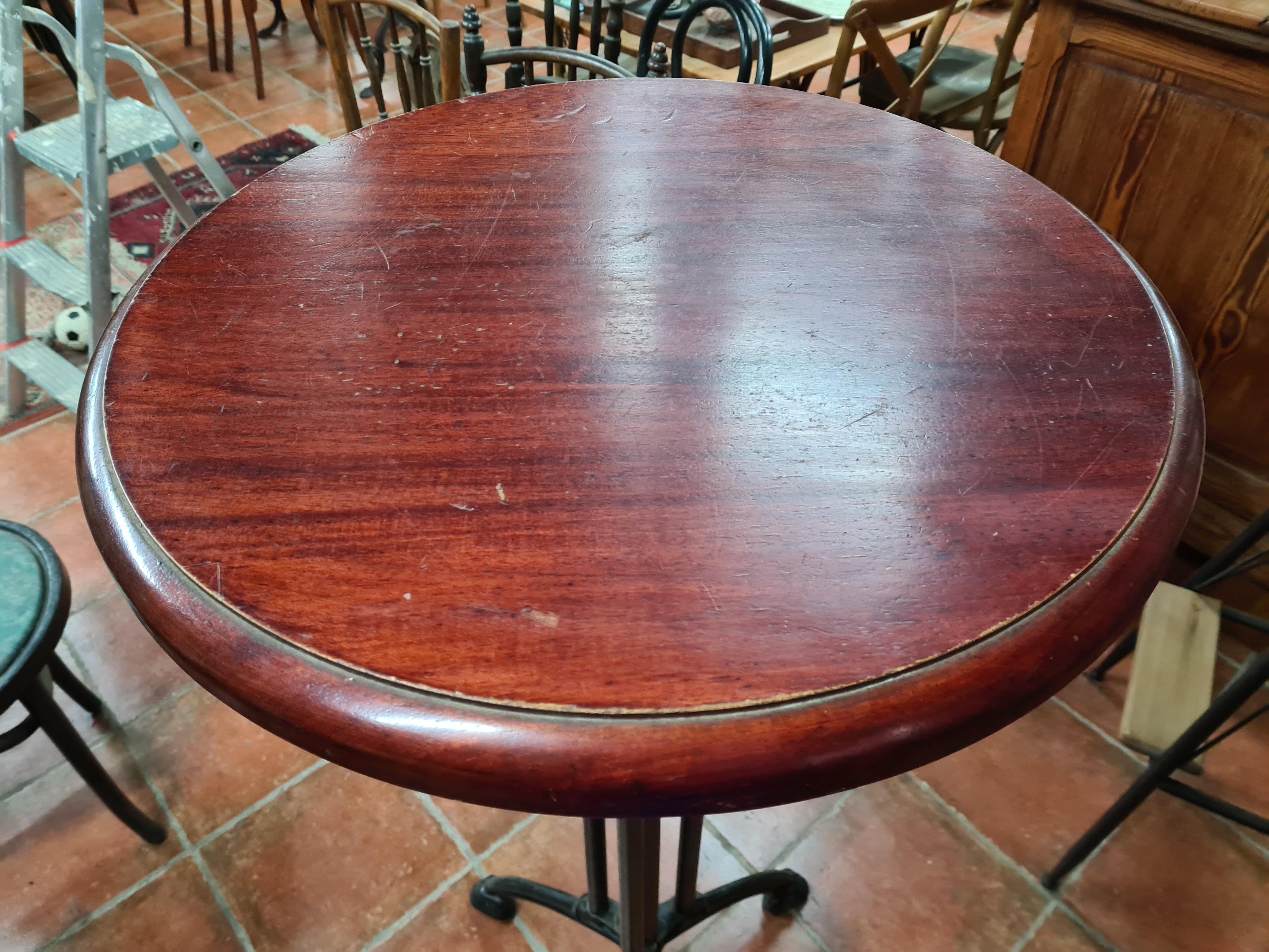 Pedestal table / standing up with cast iron base