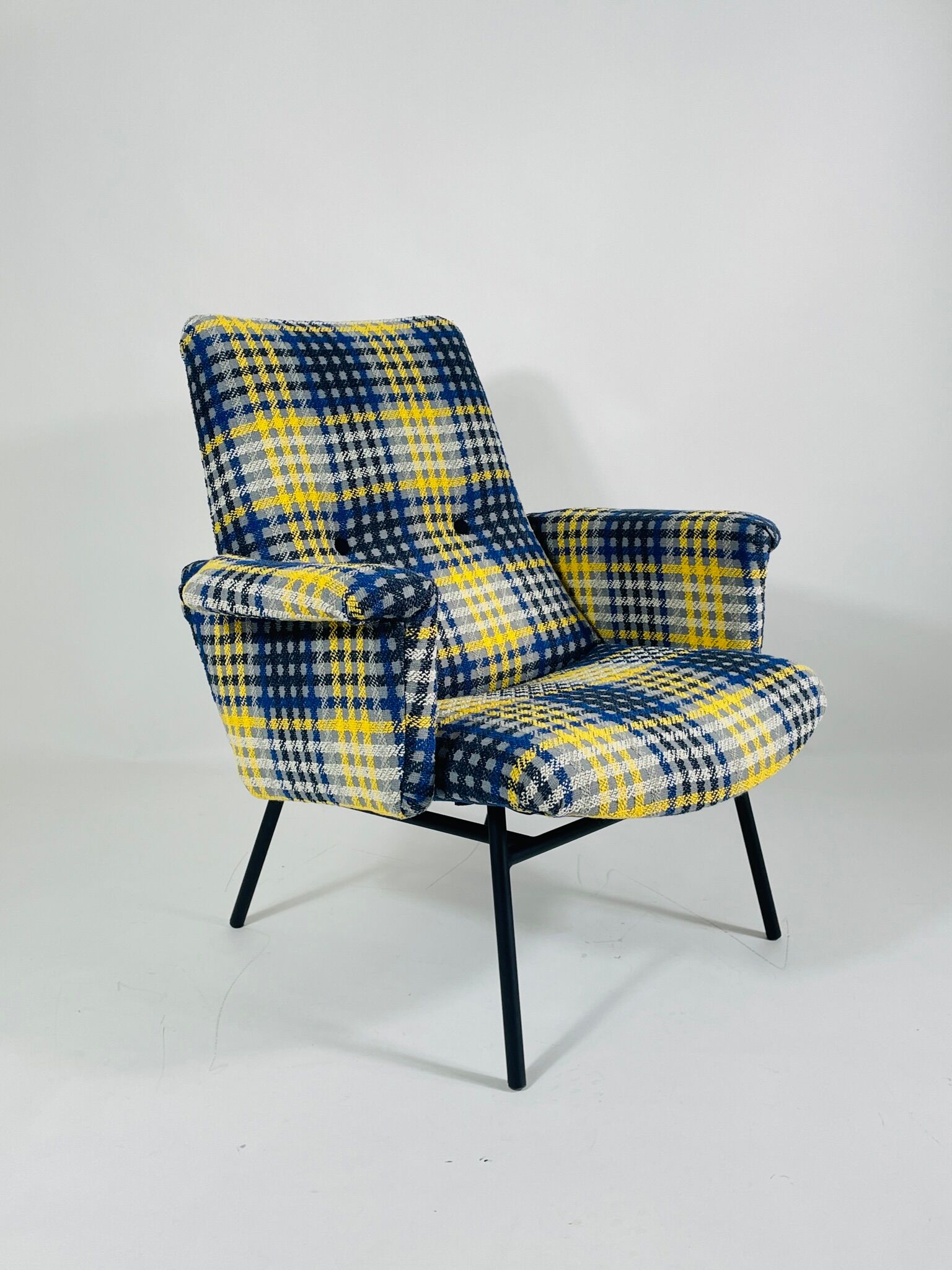 Sk660 armchair by Pierre Guariche