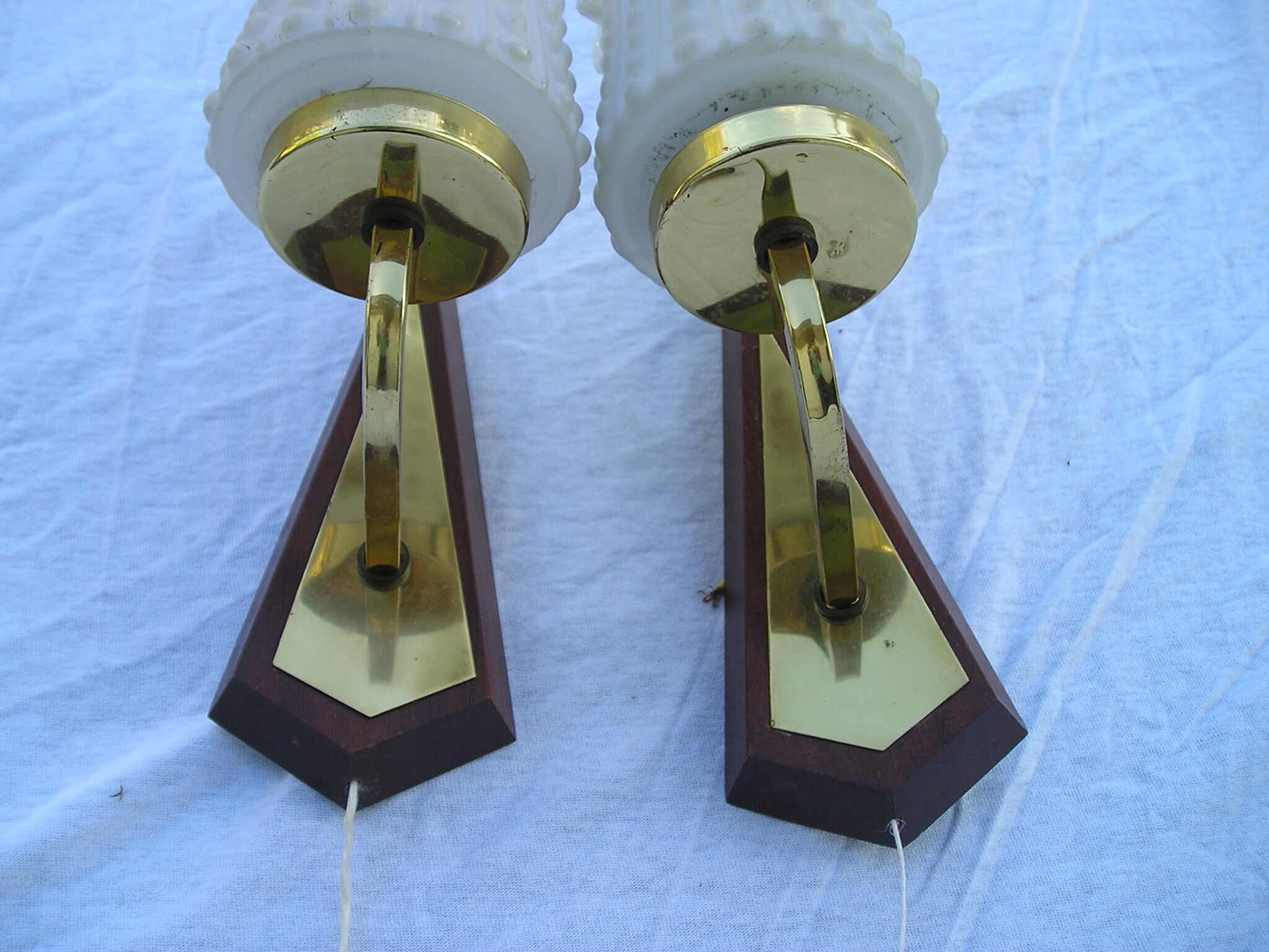 Paire d'appliques vintage en verre, laiton et bois des années 70