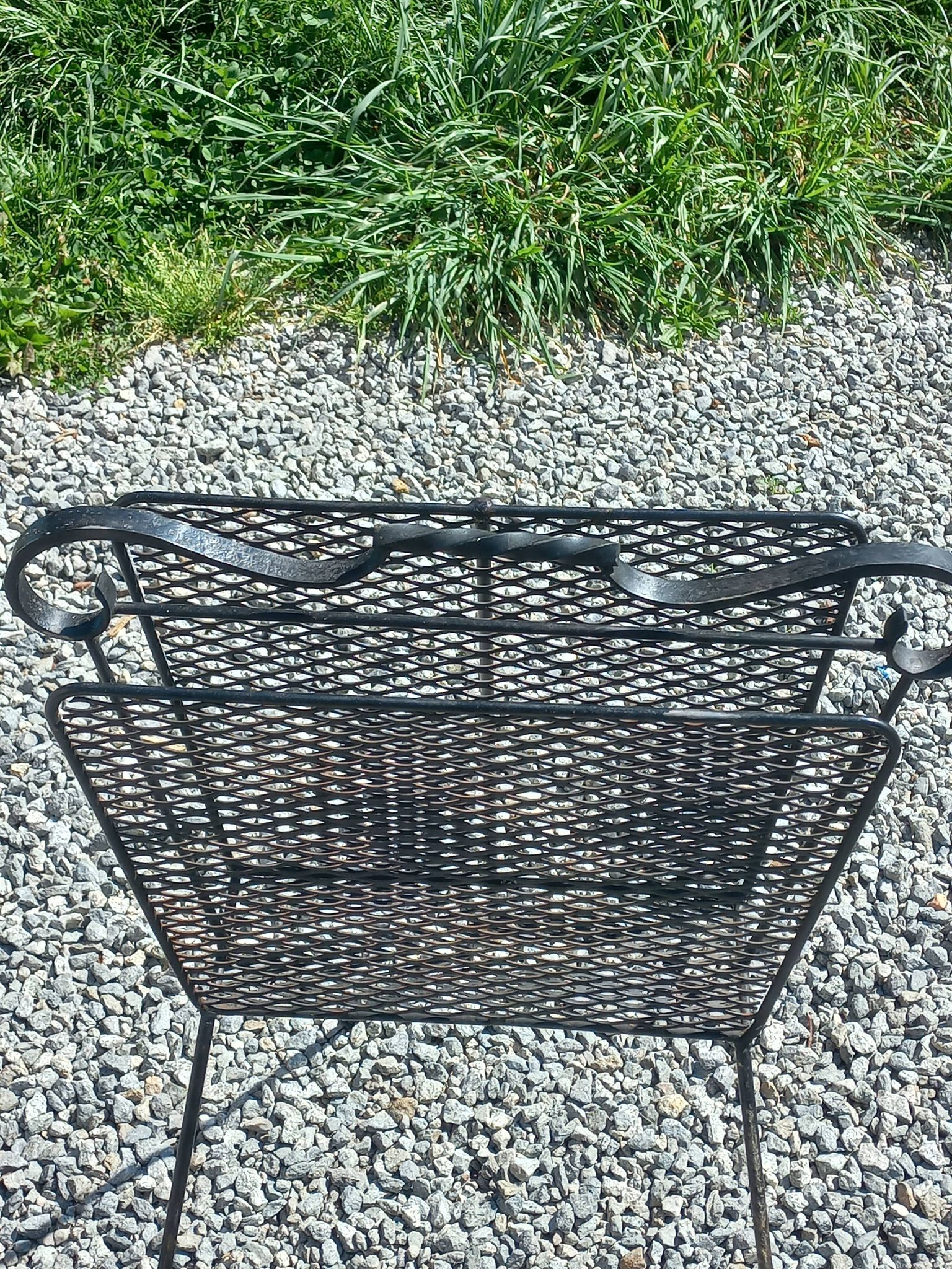 Porte revue en métal perforé des années 60