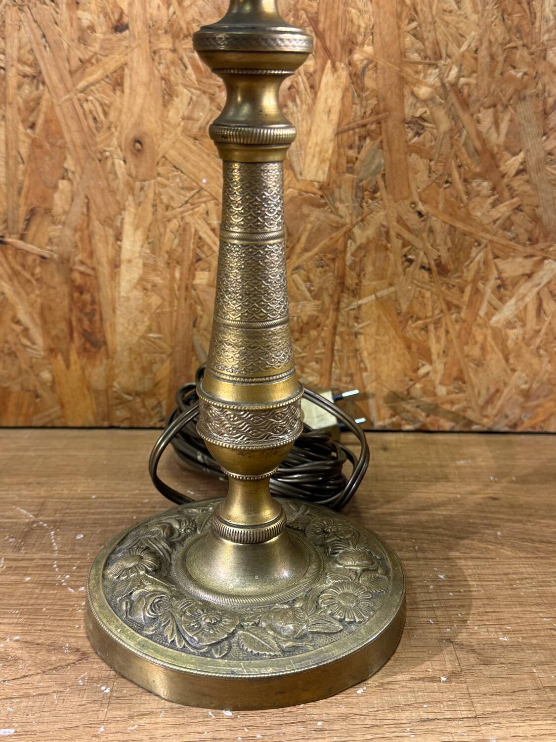 Lampe flambeau ancienne en laiton et tulipe en verre givré style Art Nouveau