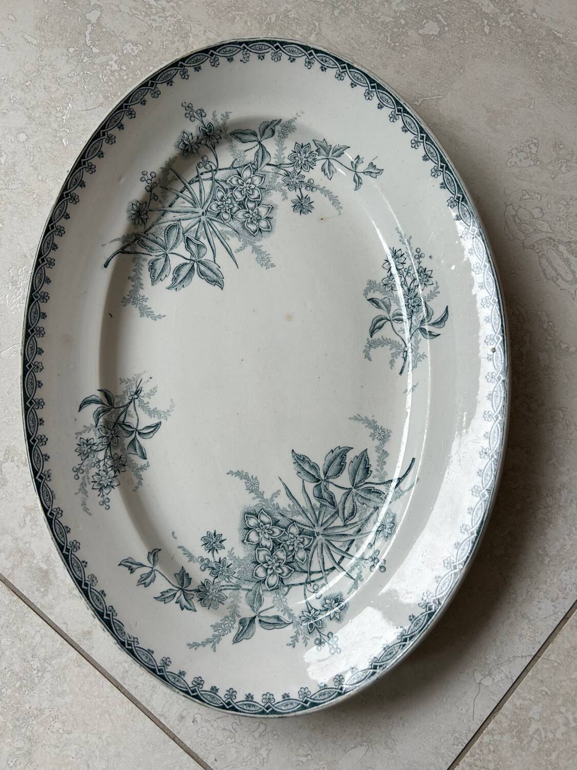 Oval iron earth plate The Amandinoise model Margot