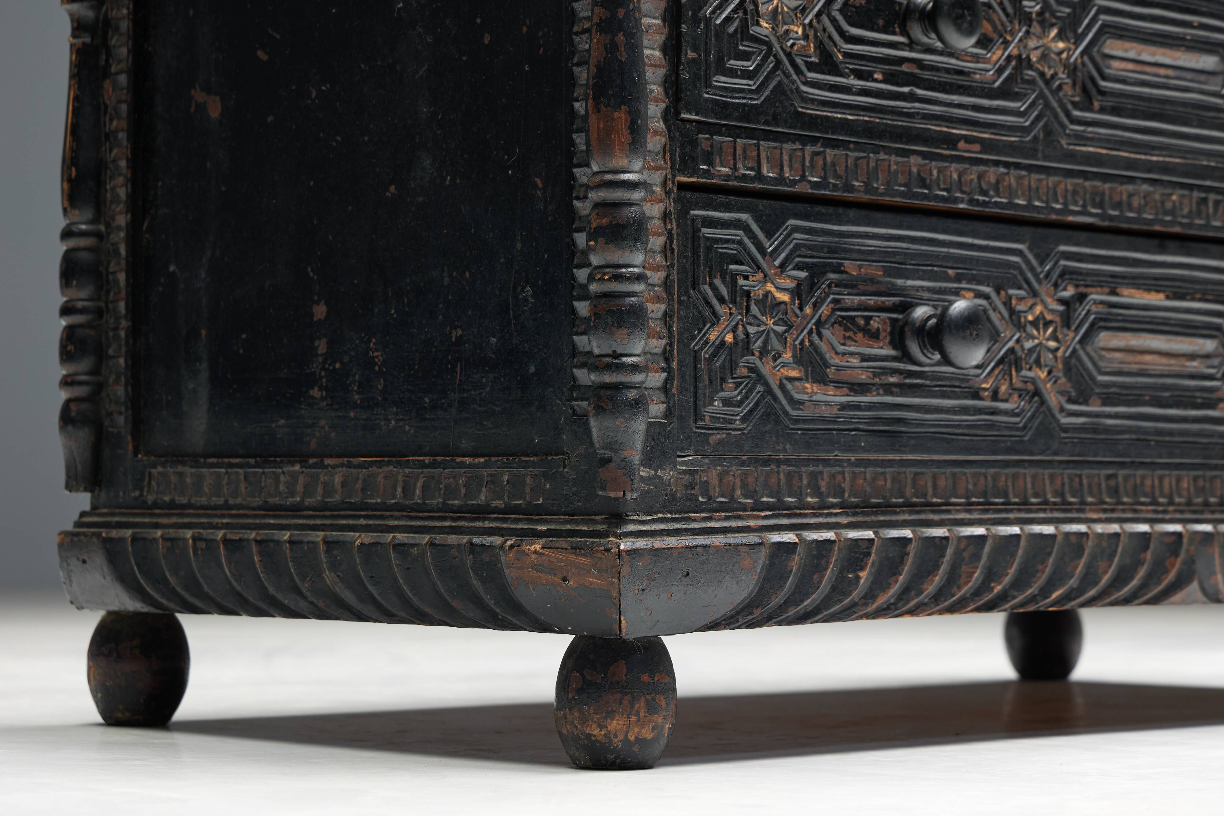 Commode à Tiroirs en Chêne Sculpté à la Main, France, 18ème Siècle