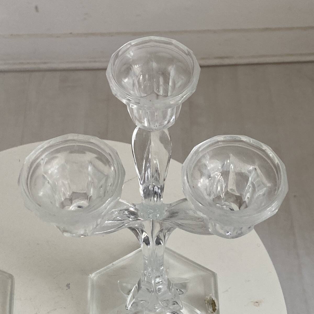 Paire de bougeoirs à trois branches en cristal d'Arques