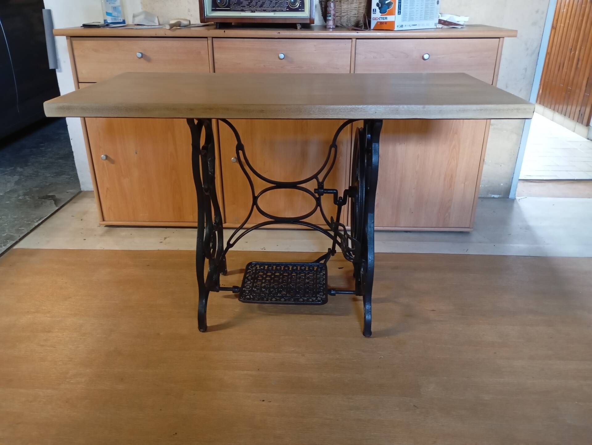 Table console vintage — Piètement en fonte & plateau en bois clair