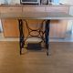 Table console vintage — Piètement en fonte & plateau en bois clair