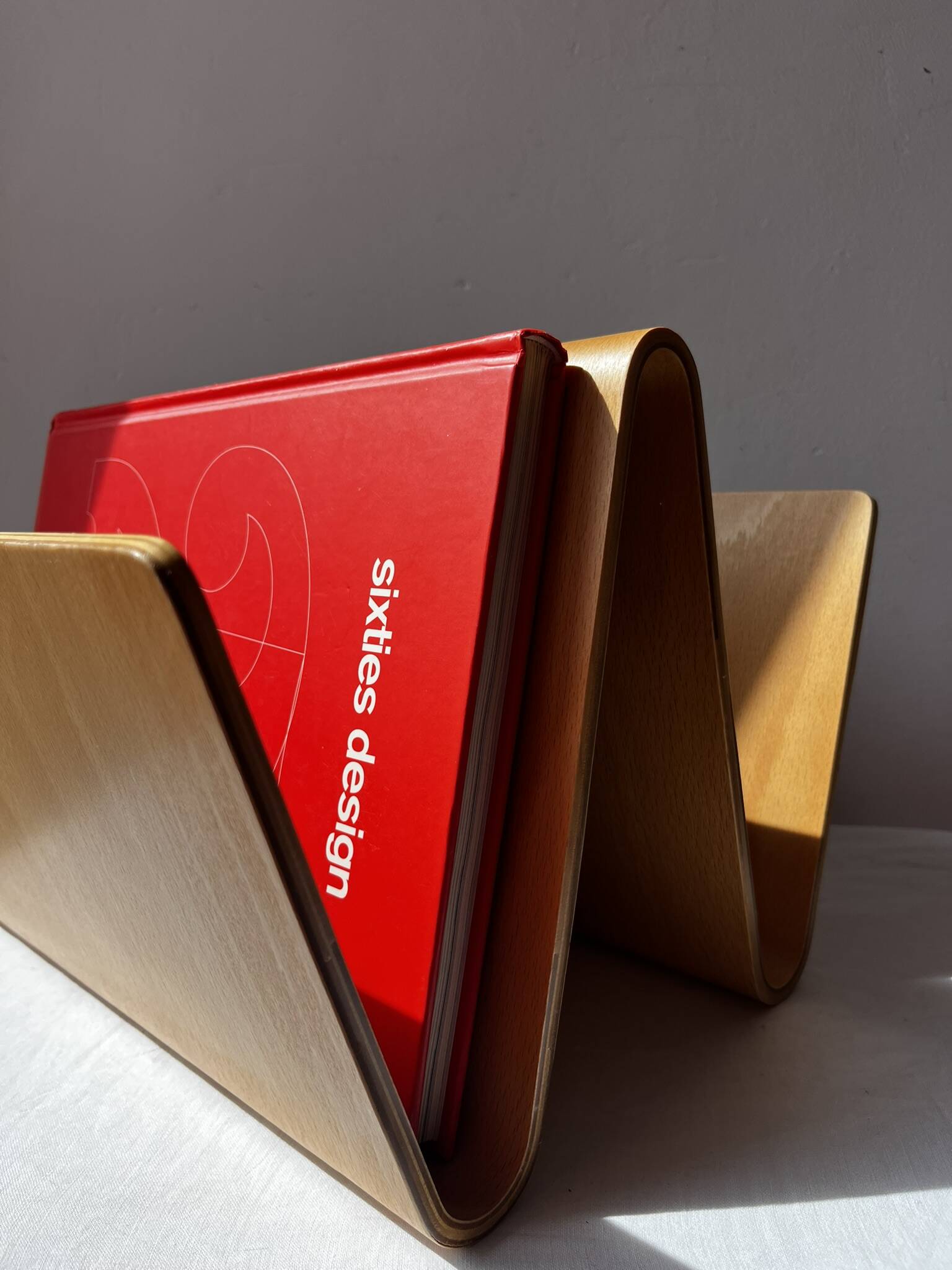 Vintage curved plywood magazine rack, W shape, Alvar Aalto style.