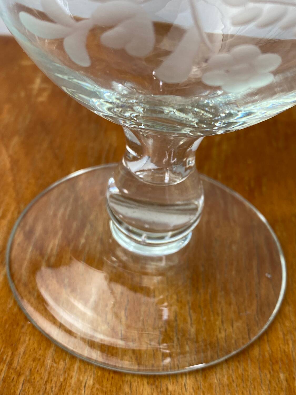 Chalice-shaped glass cup