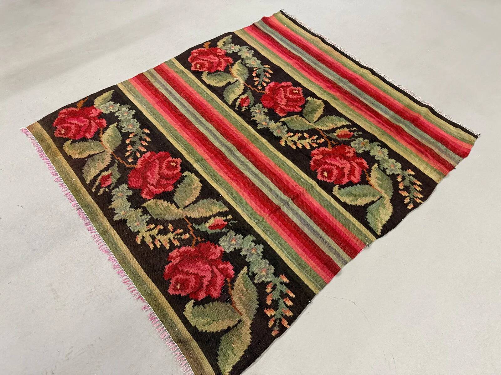 Moldovan square kilim rug 146x130 cm vintage kelim wool rug medium 2520