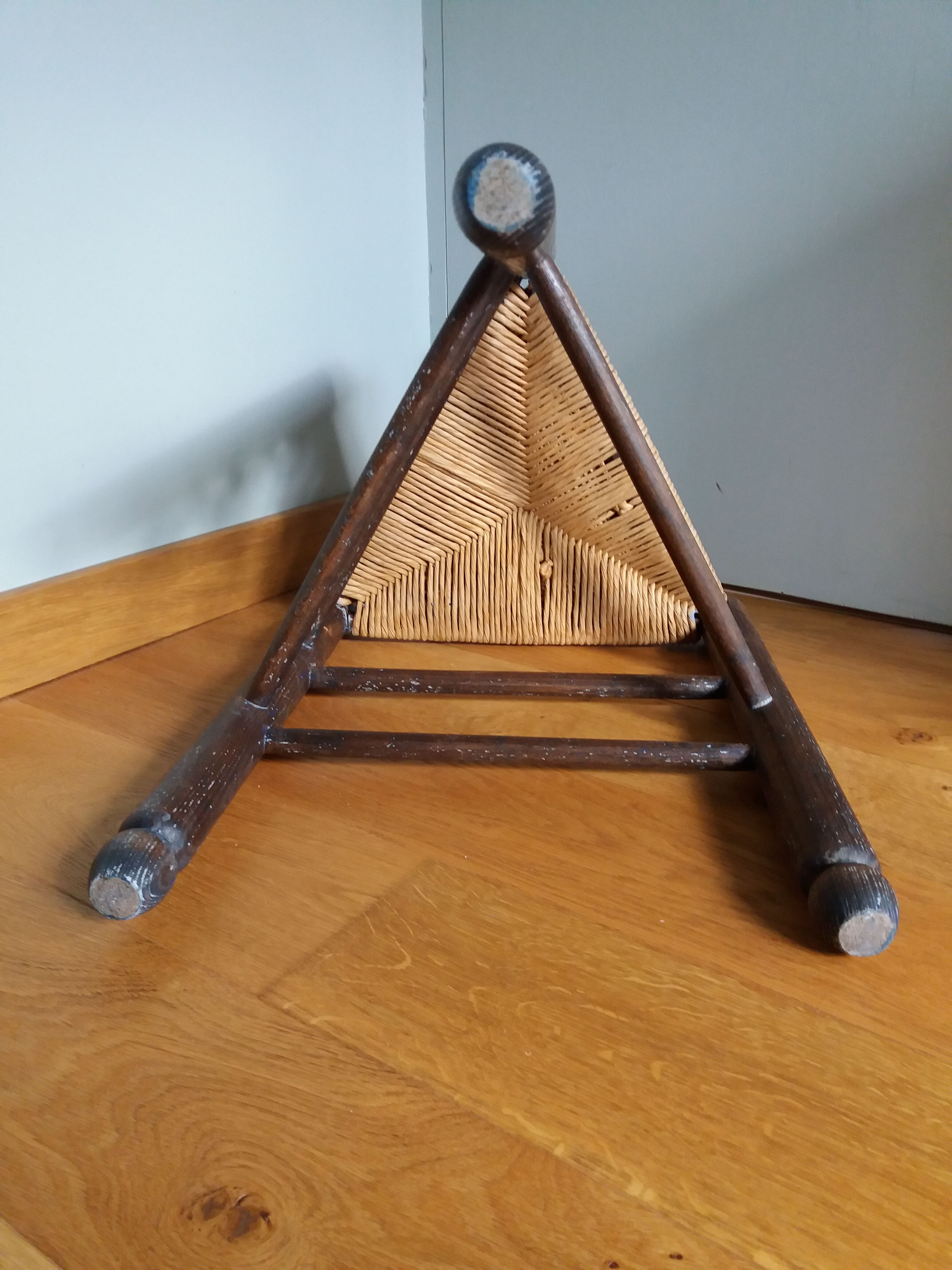 Mulched tripod stool