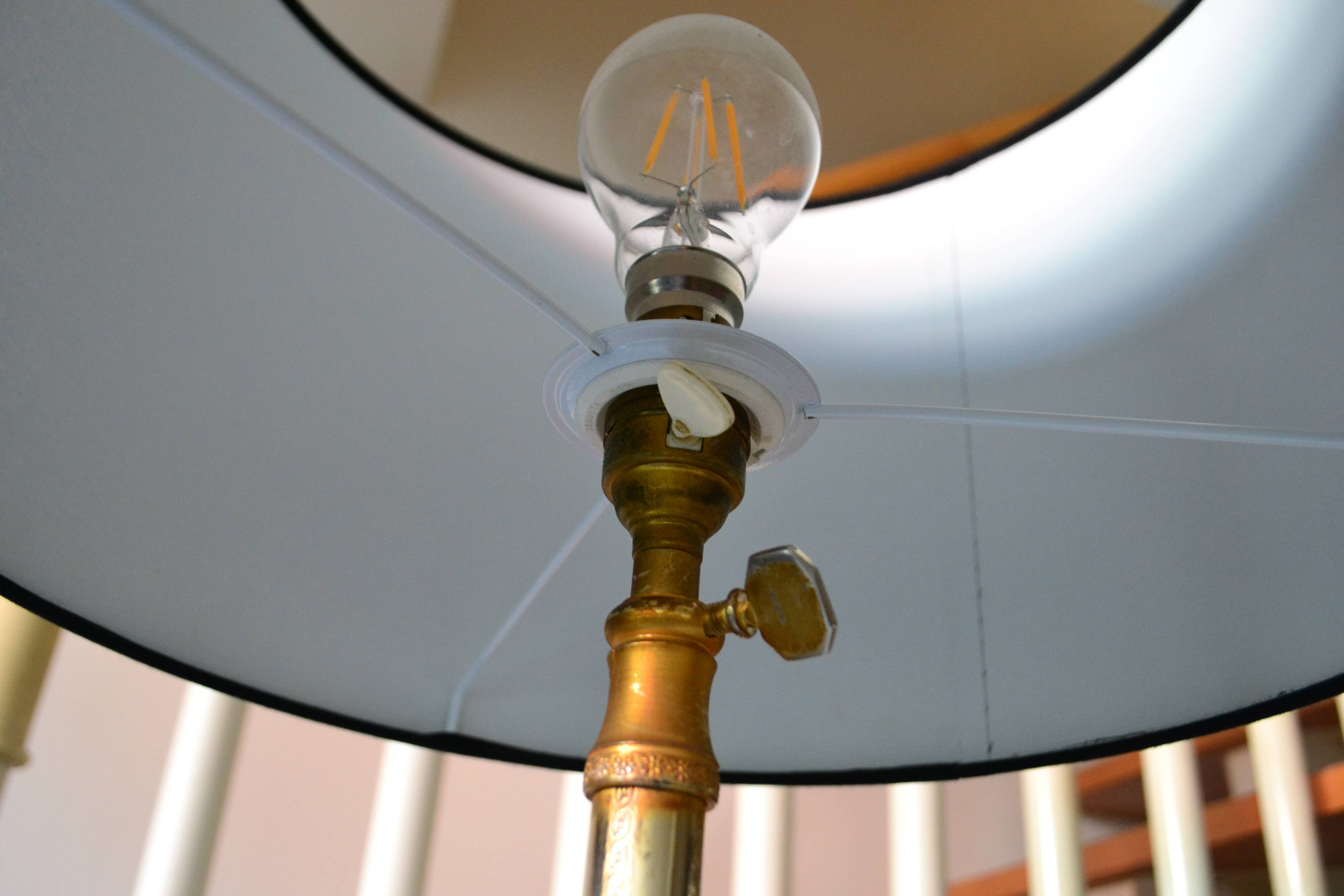 Lampadaire tripode vintage laiton doré