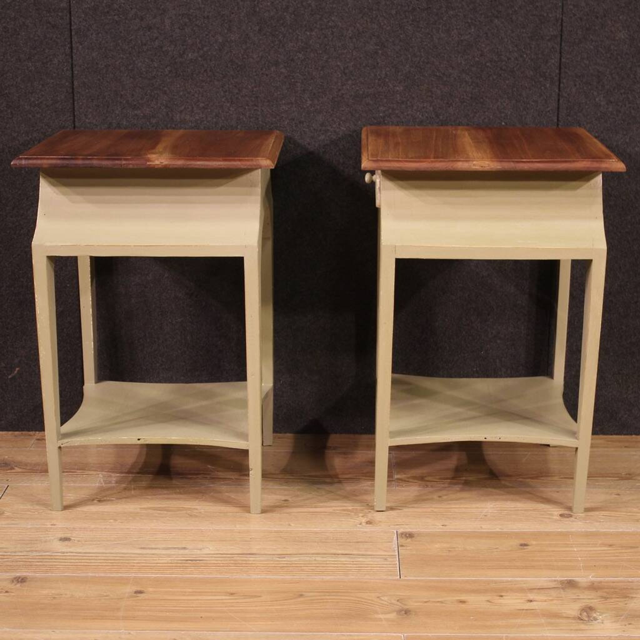 Paire de tables de chevet design peintes des années 80