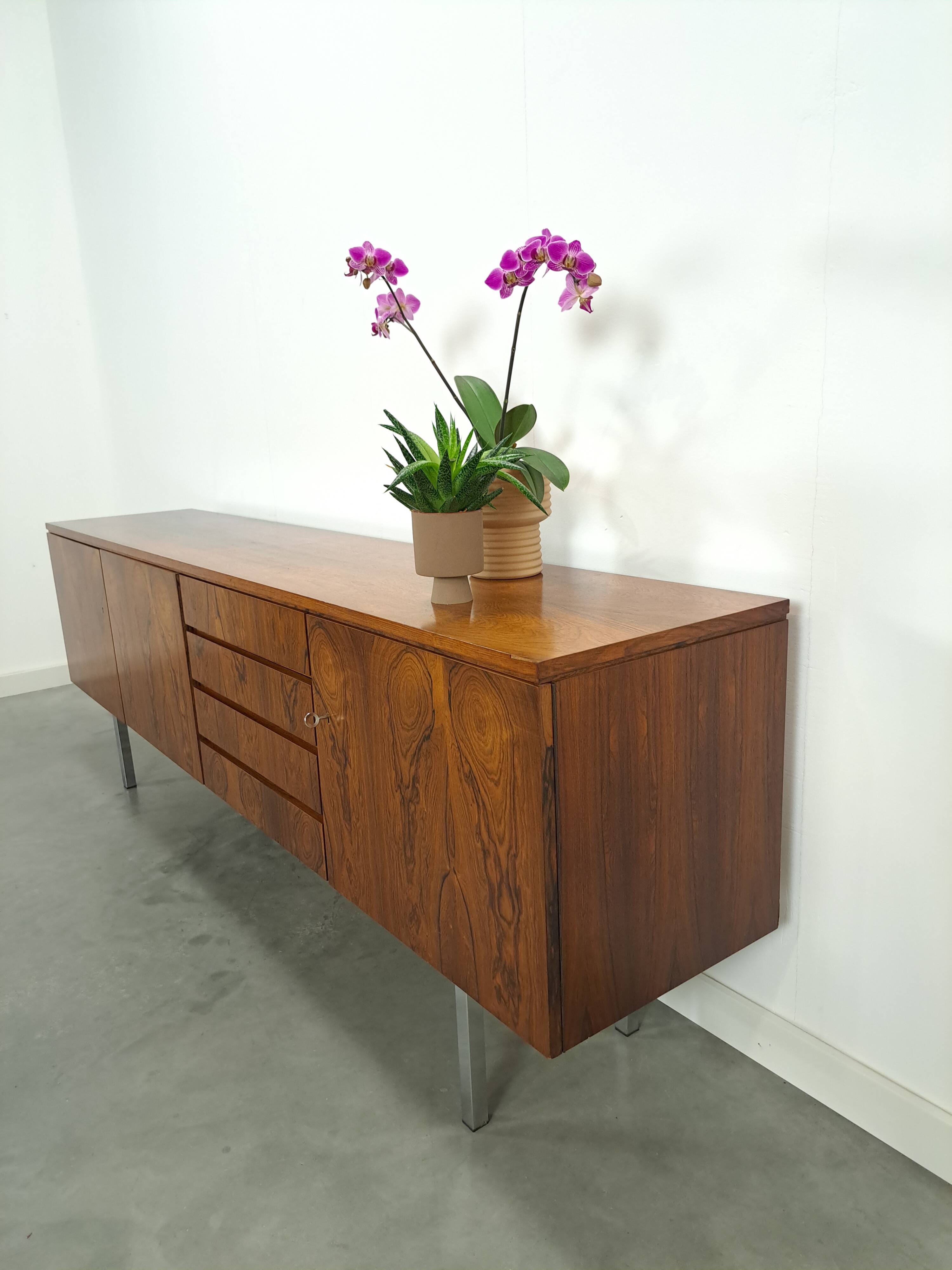 Dressoir rio palissandre plus fin avec chromen poten en lades